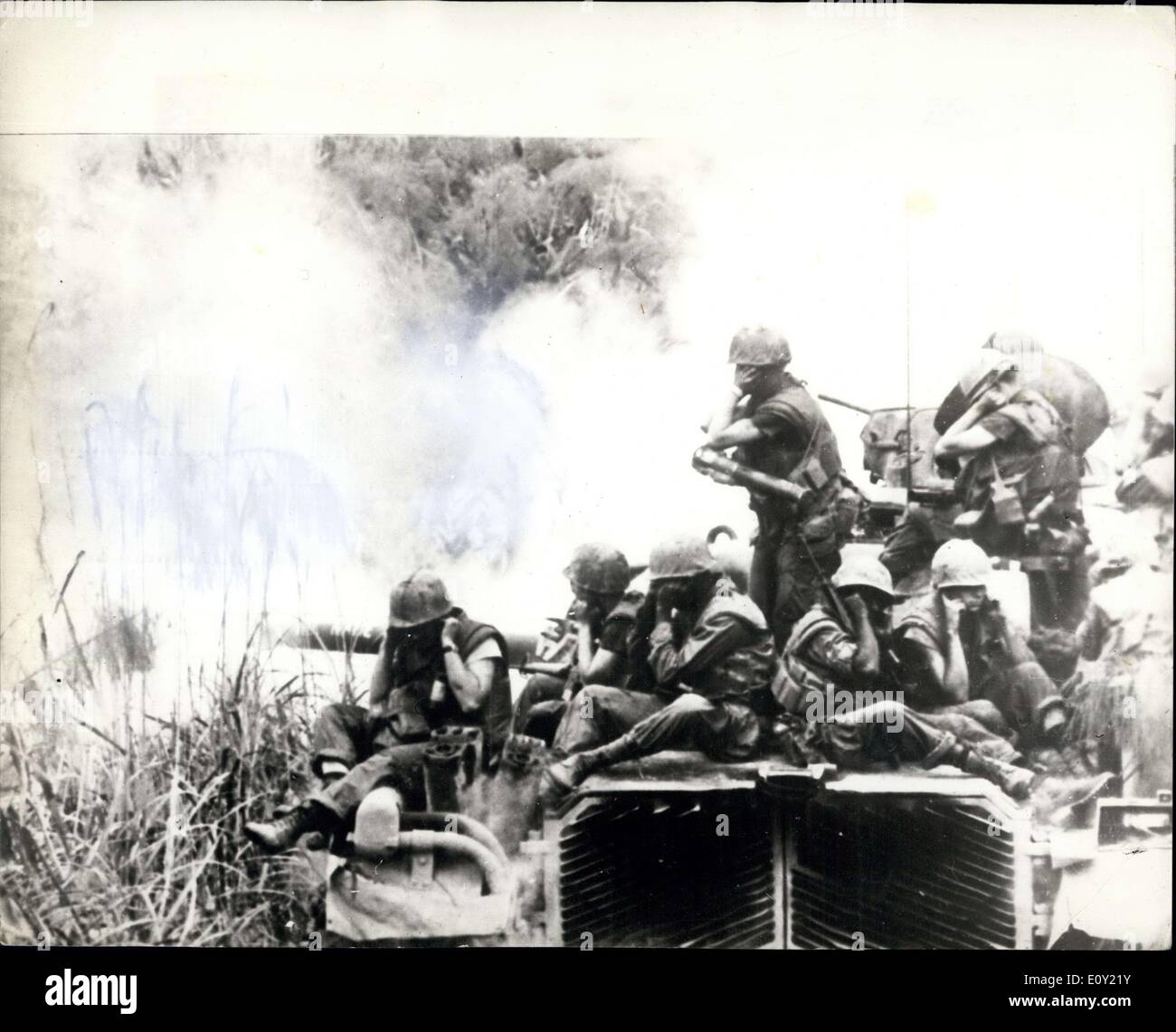 4. Juni 1968 - amerikanischen Marines ihre Ohren für den Big Bang: Foto zeigt amerikanische Marines auf eine m-48-Tank, decken ihren Stockfoto