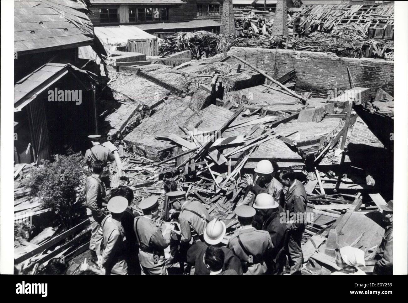 17. Mai 1968 - große Erdbeben Rock Nord Japan: Zwei schwere Erdbeben schlug ein ausgedehntes Gebiet im Norden Japans am Freitag, 17. Mai 1968, 38 Menschen getötet, viele verletzt und 800 Gebäude zerstören. Brände und Flutwellen gefolgt fahren Schiffe auf den Felsen, und versinken viele Fischerboote. Es war das schwerste Erdbeben seit dem Karfreitag Erdbeben in Alaska 1964. Der Norden Japans Erdbeben registriert 7,8 auf der Richterskala knapp 7,9 die Tokyo und Yokohama 1923 100.000 Menschen töten eingeebnet Stockfoto