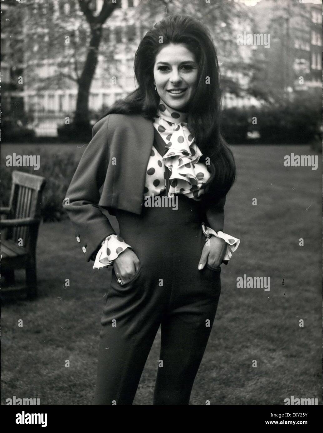 21. Mai 1968 - amerikanischen Gesang Sterne Bobbie Gentry kommt hier zu Film A BBC Fernsehen-Serie In Farbe: Der talentierte Amerikaner singen Star, Bobbie Gentry angekommen in London nach einer BBC-Fernsehserie in Farben Bobbie, dessen Rekord film '' Ode to Billy Joe'' wurde ein weltweiter Erfolg, erscheinen auch auf der BBC '' Top des Papstes '' Billy Cotton Music Hall und der Jimmy Tarbuck zeigen. Das Foto zeigt Bobbie Gentry in Manchester Square, London, W. 1 heute abgebildet. Stockfoto
