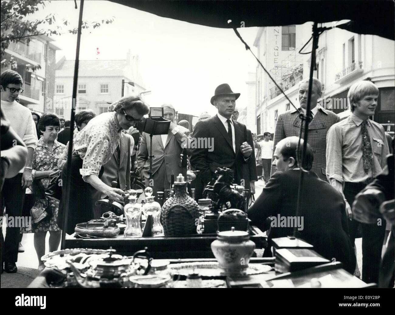 24. August 1968 - 24. August 1968 Yul Brynner tut Außenaufnahmen in Portobello Market für seinen neuen Film. Filmstar Yul Brynner ist als harte Geheimagent in einer neuen britischen knallharten Film, The File der goldenen Gans heute Star war er in Londons berühmten Portobello Road Market für die Verfilmung von Außenaufnahmen. Foto zeigt: Yul Brynner (Mitte) ist in einem der Marktstände abgebildet, während der Dreharbeiten Außenaufnahmen für den neuen Film im Londoner Portobello Road heute. Stockfoto