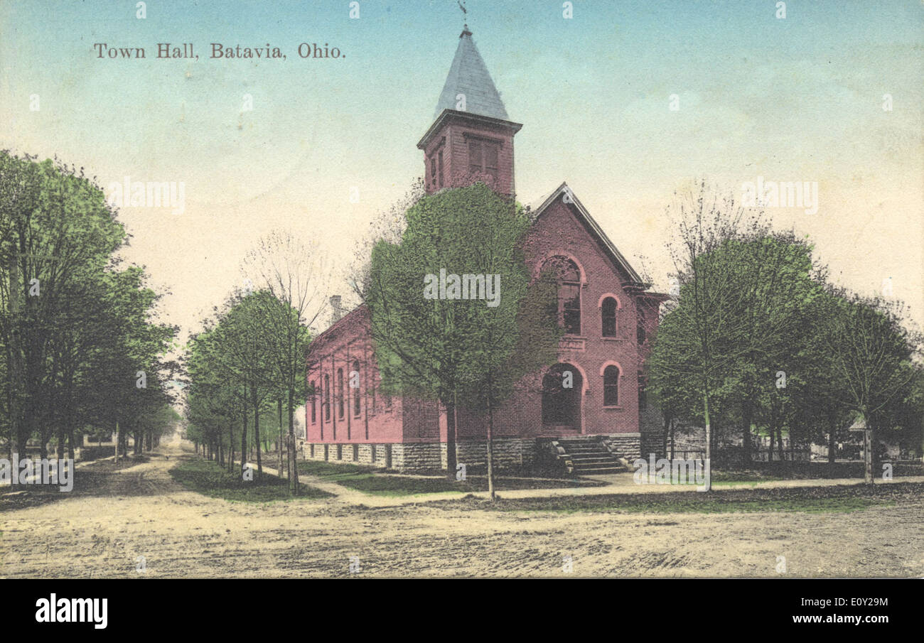 Diese Vintage-Postkarte zeigt das Rathaus in Batavia, Ohio, und hebt das architektonische Design und die Bedeutung der Rathäuser als Zentren der lokalen Verwaltung hervor. Stockfoto