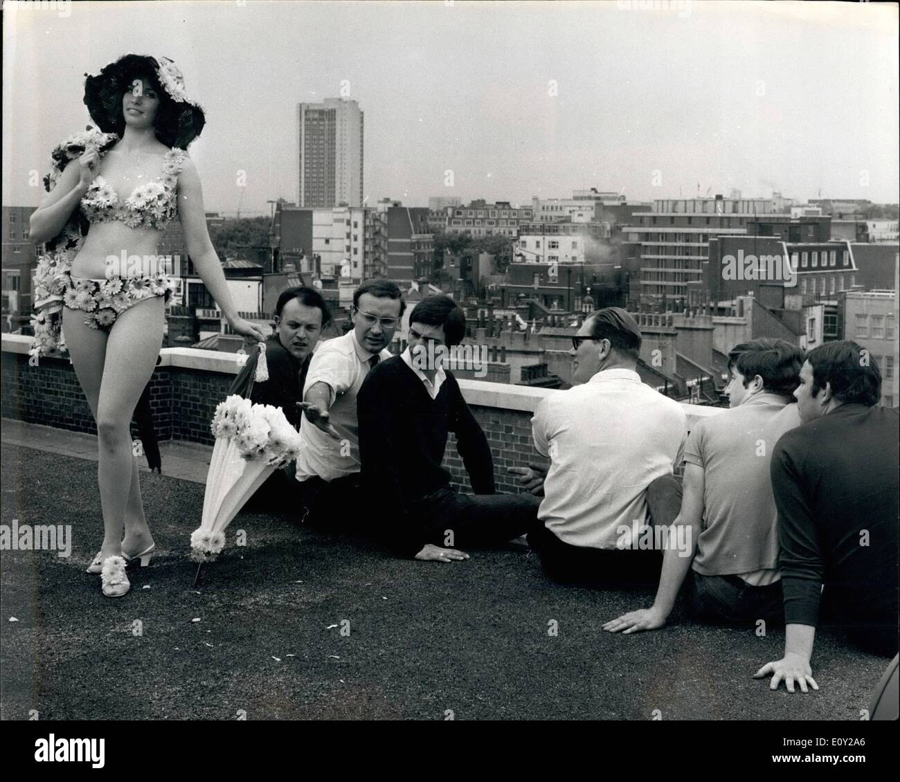 6. Juni 1968 - ein "Flower Power" Ascot-Outfit für Hollywood Schauspielerin Tandy Cronyn geboren: 22-Year-Old Hollywood geboren Tandy Cronyn Wjo eine führende Tole in Thames Elevision erste 90-minütiger dokumentarischer '' Star Quality'' spielen wird, wird die Zahlung ihrem ersten Besuchs in Ascot in diesem Jahr trägt ein Kleid und Hut aus ganz real Chrysanthemen, Rosen und Nelken. Ihr Sonnenschirm, Schuhe und Handtasche werden auch mit Blüten bedeckt sein, es ist wahrscheinlich, dass sie sich entscheiden, Blume Blütenblatt Slip und BH auch tragen Stockfoto