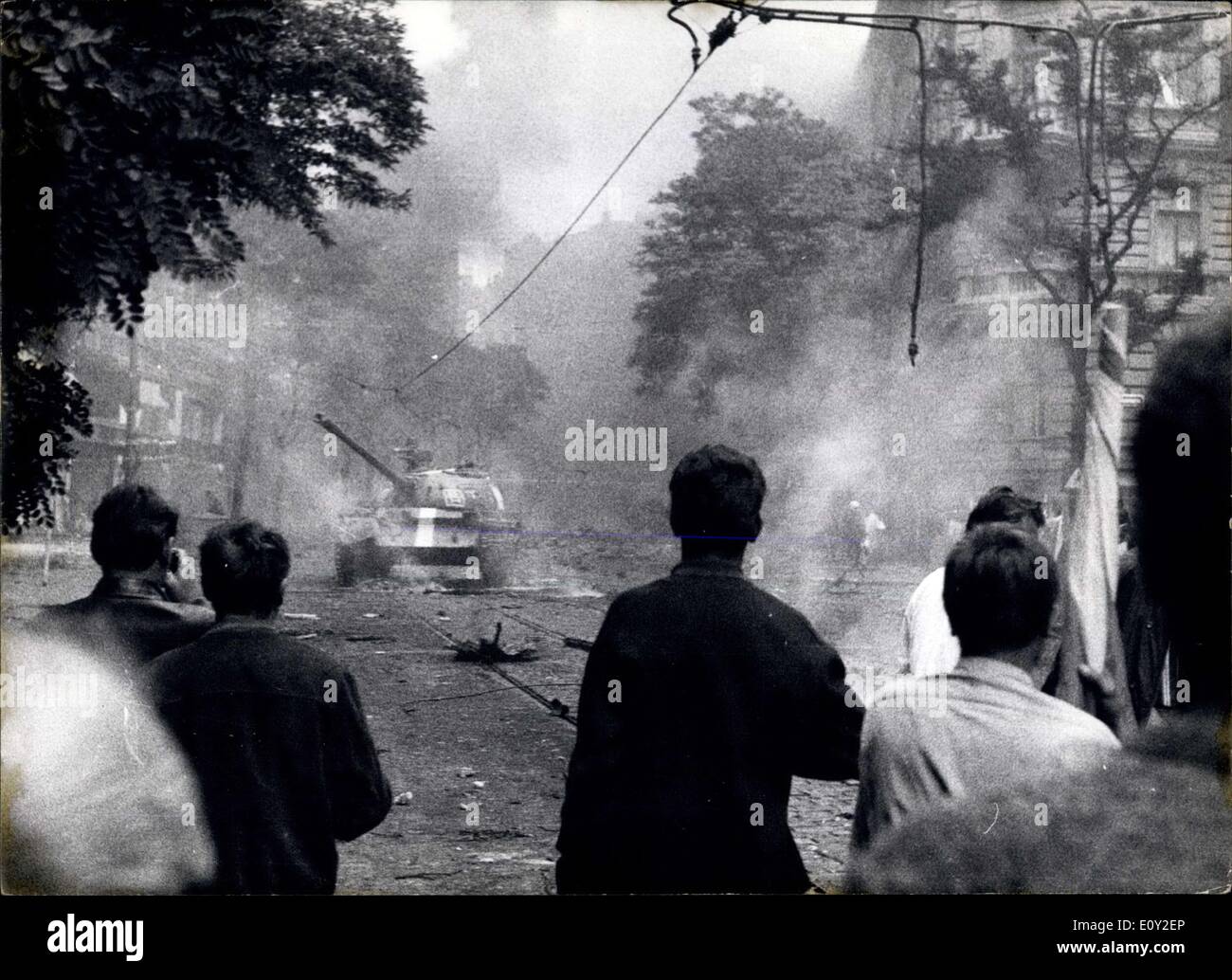 24. August 1968 - CSSR von östlichen Truppen besetzt: in der Nacht vom 20. zum 21. August 1968 besetzten Truppen der Warschauer-Pakt-Staaten Tschechoslowakei. Überall im Land und vor allem in Prag die Bevölkerung demonstrieren Sie gegen die Besatzung. Foto zeigt einen der sowjetischen Panzer-Soldaten mit schwarzen Look und MP. Stockfoto