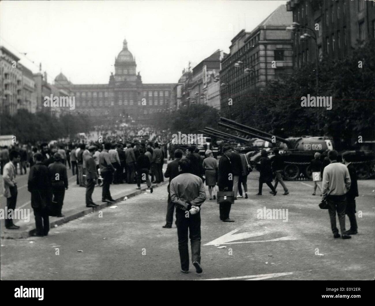 24. August 1968 - sowjetischen Invasion der Tschechoslowakei: diese Bilder stammen von Schweizer Touristen zurück aus Prag. Sie zeigen: eine Szene auf Vaclavs-Platz in Prag mit sowjetischen Panzern. Stockfoto