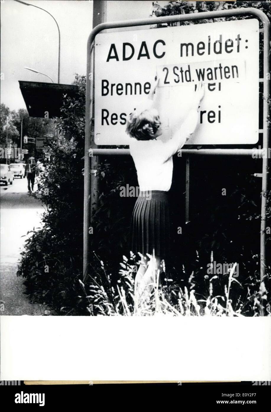 26. August 1968 - im sonnigen Süden Deutschland viele Urlauber immer noch im August und September unterwegs sind. Sie Reisen über die Grenze nach Italien und sind manchmal mit langsamen italienischen Zollbeamten stecken. Diese signs(pictured) sind durch den ADAC verwendet, um Reisende so schnell wie möglich auskommen. Eine Zoll-Bereich kann zwei Stunden dauern während andere möglicherweise weit weniger beschäftigt. Diese Zeichen zeigen Reisende welche und welche Richtung, um die beste Lösung für sie zu erreichen. Stockfoto