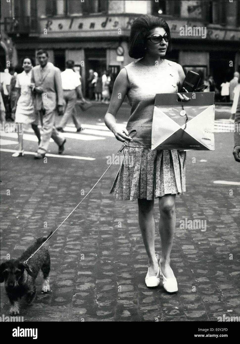 27. August 1968 - Soraya, immer traurig und allein, mit ihrer Freundin, ihrem Hund zu Fuß hier sehen. Nach ihrem letzten Flirt mit dem italienischen Regisseur Franco Indovina, die durch die Tatsache kompliziert wurde, dass er eine Frau und Kinder hatte, sein wählten die Prinzessin allein. Franco wird sicherlich sicherer sein. Stockfoto