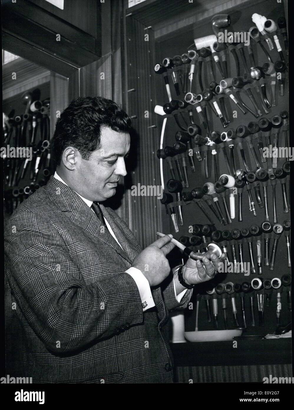 31. August 1968 - Pierre Sabbagh mit seiner Sammlung von Rohren Stockfoto