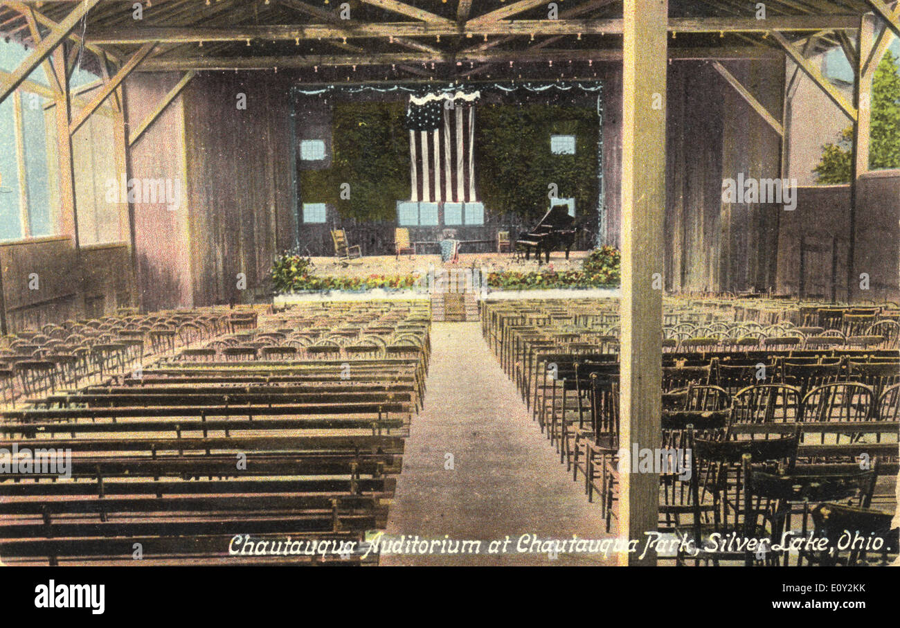 Das Chautauqua Auditorium befindet sich im Chautauqua Park in Silver Lake, Ohio, und ist ein historischer Veranstaltungsort, der für seine architektonische Bedeutung und seine Rolle bei kulturellen und pädagogischen Veranstaltungen im späten 19. Und frühen 20. Jahrhundert bekannt ist. Stockfoto