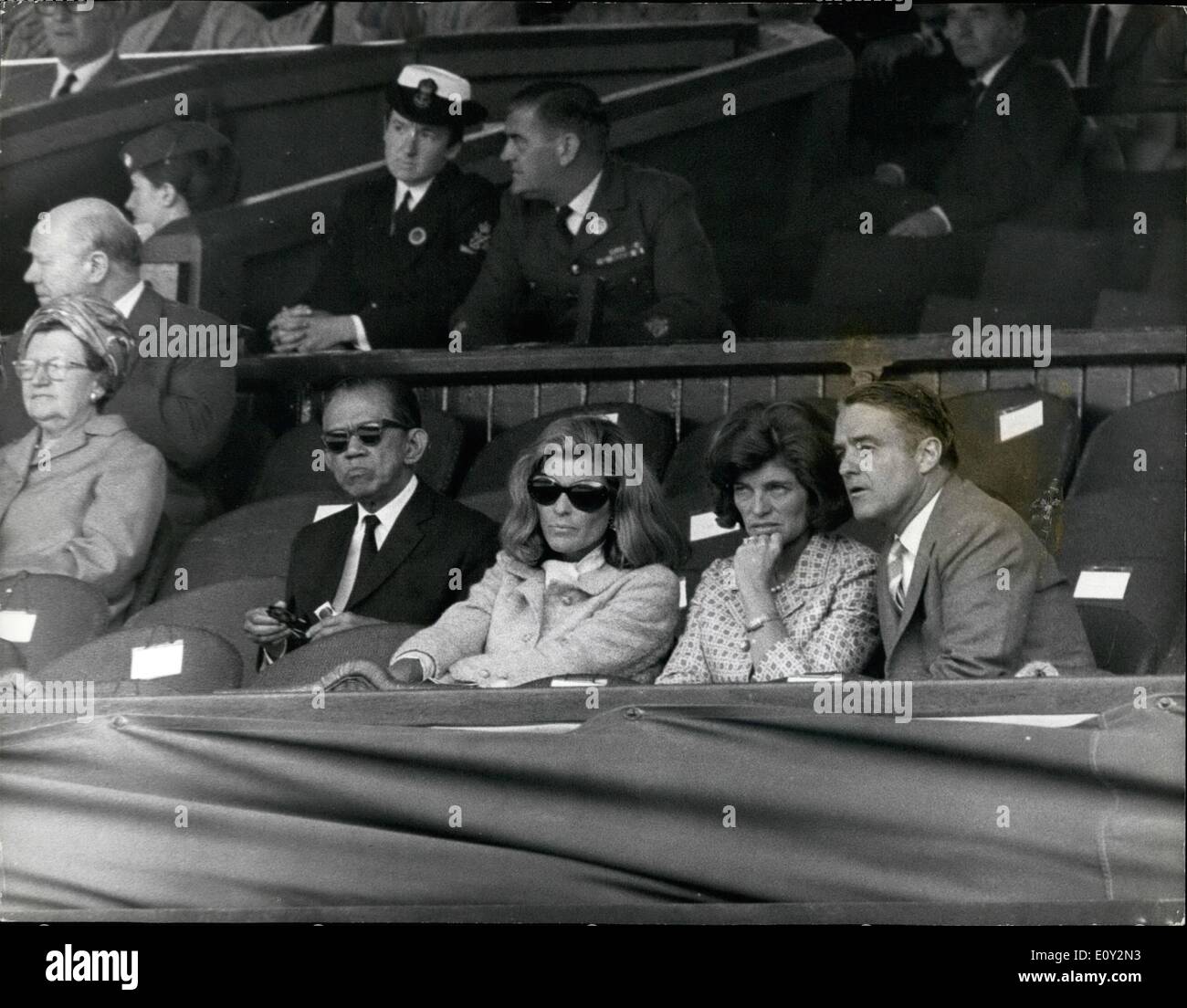 6. Juni 1968 - Schwestern von JOHN und ROBERT KENNEDY an WIMBLEDON OPEN TENNIS CHAMPIONSHIPS. Eunice Shriver und Jean Smith, John und Robert Kennedys Schwestern waren auf dem Centrecourt in Wimbledon der heutigen Spiele verfolgen. Foto zeigt: Im Royal auf dem Centrecourt in Wimbledon heute sitzen die Kennedy-Schwestern (V.l.) JEAN SMITH, MRS EUNICE SHRIVER und ihr Ehemann, Sargeant Shriver, wer ist in der Veteran-Doppel-Turnier zu spielen. Stockfoto