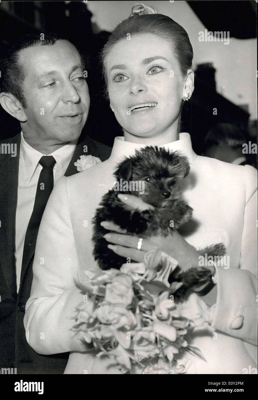 8. Juni 1968 - Hochzeit heute in Caxton Hall; Blonde Schauspielerin Debütantin Natalie Trundy heiratete heute Morgen bei Caxton Hall, Arthur Jacobs, der ist ein US-amerikanischer Filmproduzent und ist im Moment arbeiten in der Herstellung von London '' Goodbye Herr. Chips'' für MGM die Sterne von Peter O'Toole und Petula Clark. Er war der späten Marilyn Monroes PR-Agenten bis zum Tod, nach dem er dann wandte sich an die Herstellung von Filmen wie "What a Way to Go'', so dass, Doctor Dolittle und '' Plant der Affen '' Stockfoto