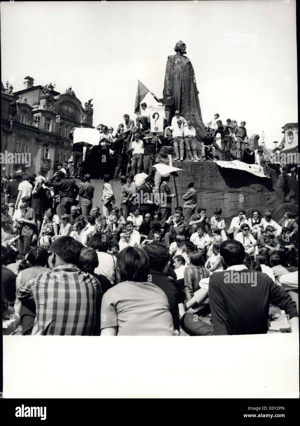 8. Juni 1968 - Meister Jan Hus blickt auf: am Fuße des dominierenden Status von Magister Jan Hus, der tolle Figur in der tschechischen Geschichte und der Verteidiger des nationalen Stolzes, versammelten sich Hunderte von Jugendlichen auf dem Altstädter Ring in Prag am 4. August, gespannt zu hören, die Ergebnisse des Treffens der Vertreter der tschechoslowakischen kommunistischen Parteien Bratislava , der Sowjetunion, Ungarn, Polen, Bulgarien und der DDR. Stockfoto