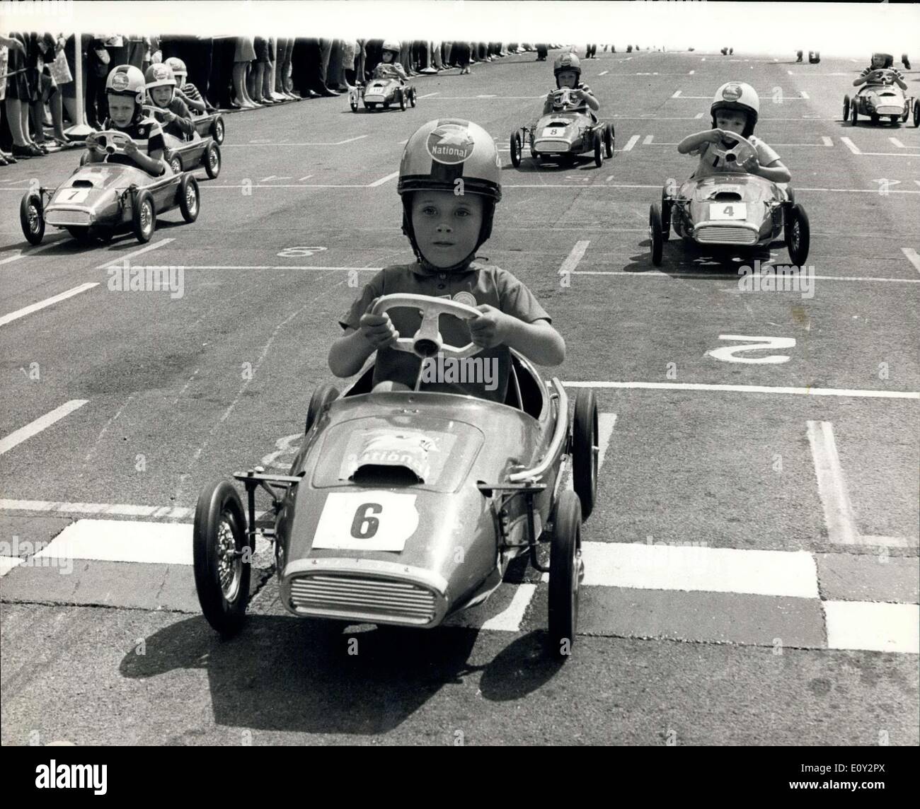9. Juni 1968 - National Final des Rac ist L-Beifahrer-of-the-Year "Wettbewerb im Crystal Palace: während das nationale Finale der RAC '' L-Beifahrer-of-the-Year" Wettbewerb im Crystal Palace heute den Junior Grand Prix-für Kinder ab sechs Jahren und unter - und Junior-Pedal-Kart-Meisterschaft, für diejenigen zwischen sieben und neun Tank spielt. Das Foto zeigt 6-jährige Stuart Lockyear gewann das Finale der Junior Grand Prix weit vor dem Feld im Crystal Palace heute Nachmittag gesehen. Stockfoto
