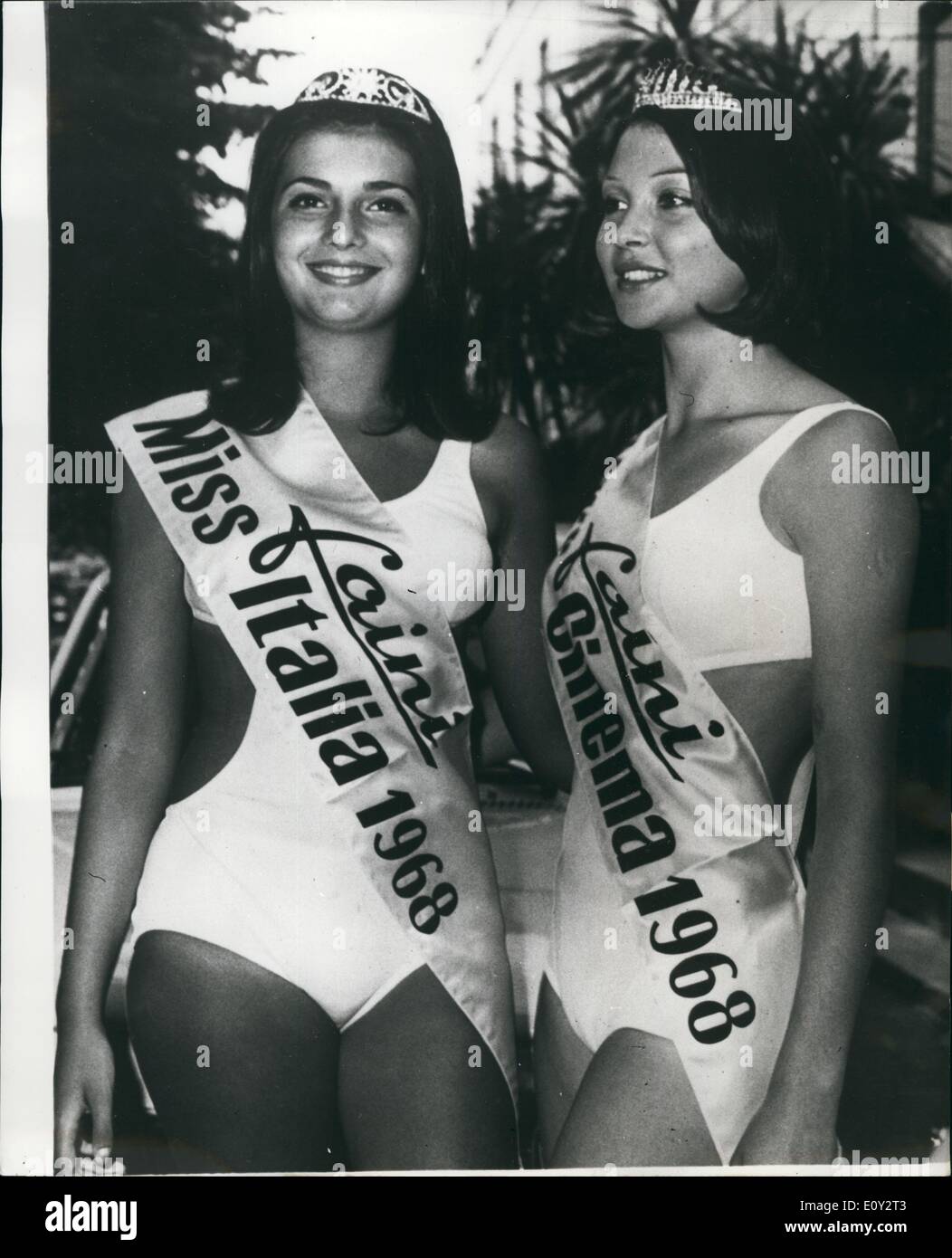 Sept. 09, 1968 - Miss Italien 1968 gewählt: '' Miss Kalabrien '' gewählt worden '' Miss Italien '' 1968'' - in Salsomaggiore, dem berühmten italienischen Badeort sie 18-j hrige Studentin, Graziella, Chiappalne ist, geboren in Reggio Calabria. Ebenfalls gewählt wurde '' Miss Cinema 1968'' - 19 Jahre alten Modell Eleonora Minotto. Foto zeigt '' Miss Italien 1968'' (Graziella Chiappalone'' - (links) und '' Miss Cinema 1968'' - (Eleonora Minotto), im Bild nach ihrer Wahl. Beide Schönheiten haben dunkle Haare und braune Augen. Stockfoto