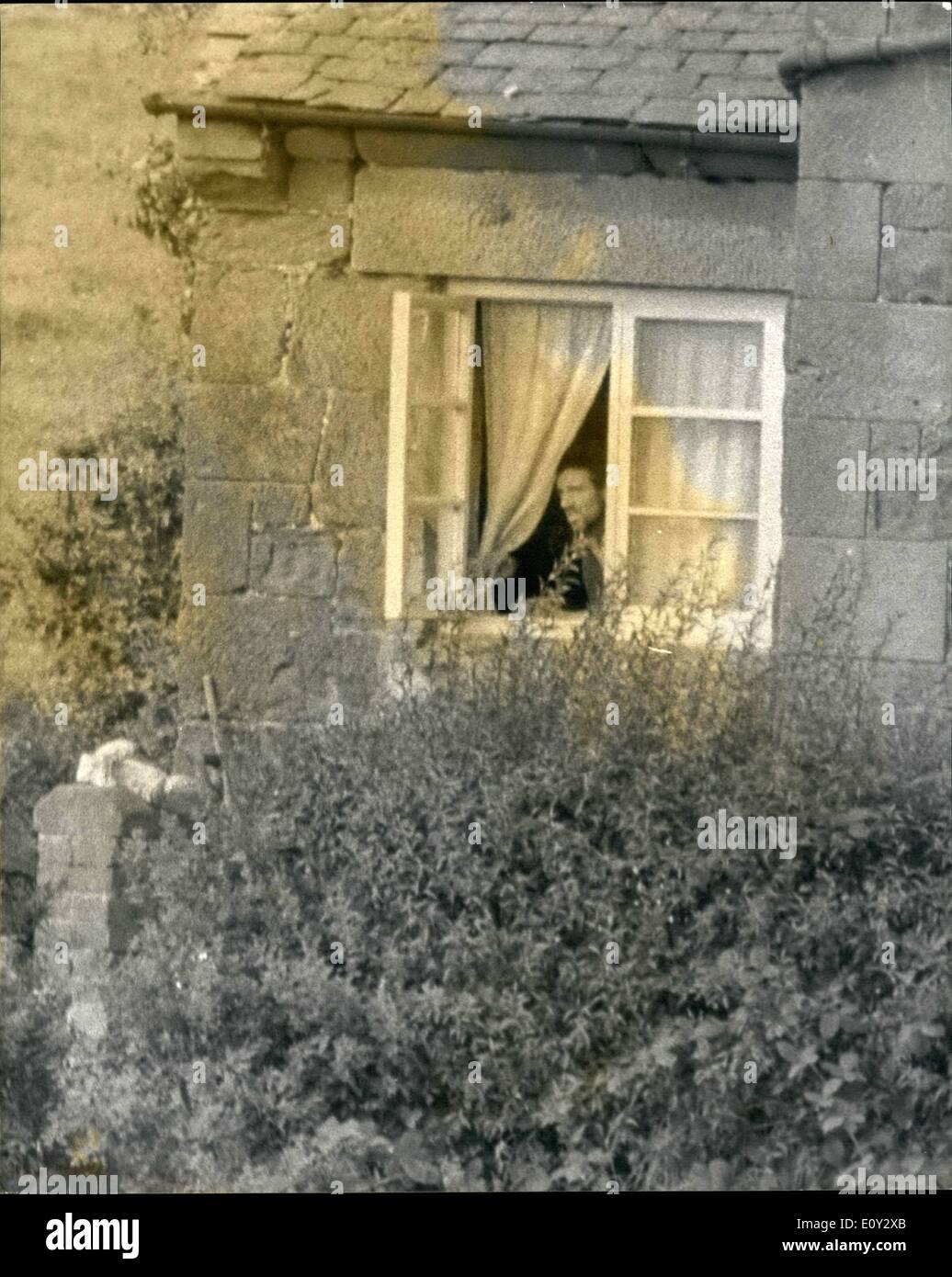 Sept. 09, 1968 - Schütze entsteigt belagerte Häuschen zu sammeln, Essen Ã ¢ Â'¬â €œ John James, der Shropshire-Schütze in seinem belagert Stockfoto