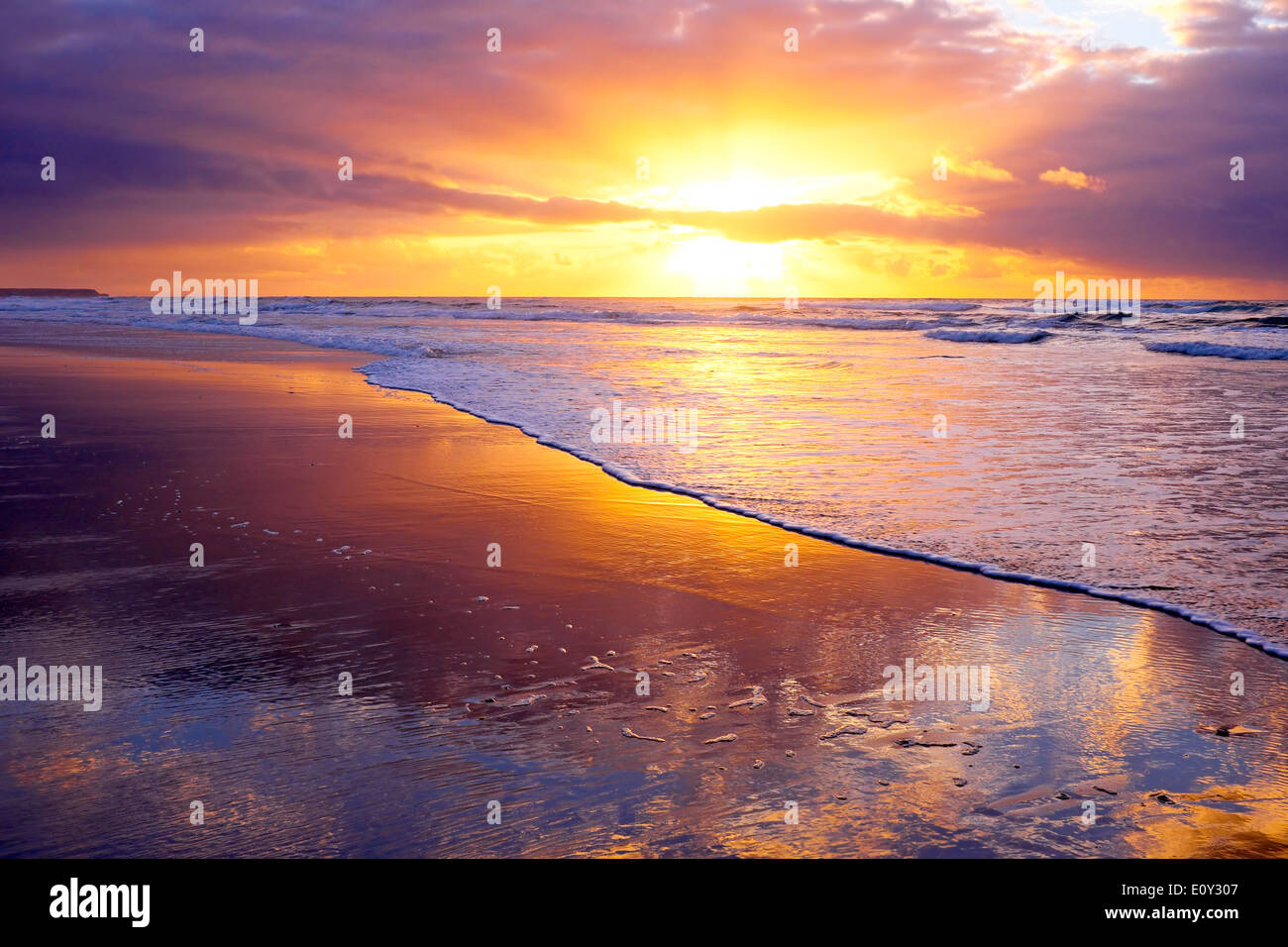 Sonnenuntergang am Atlantik in Portugal Stockfoto