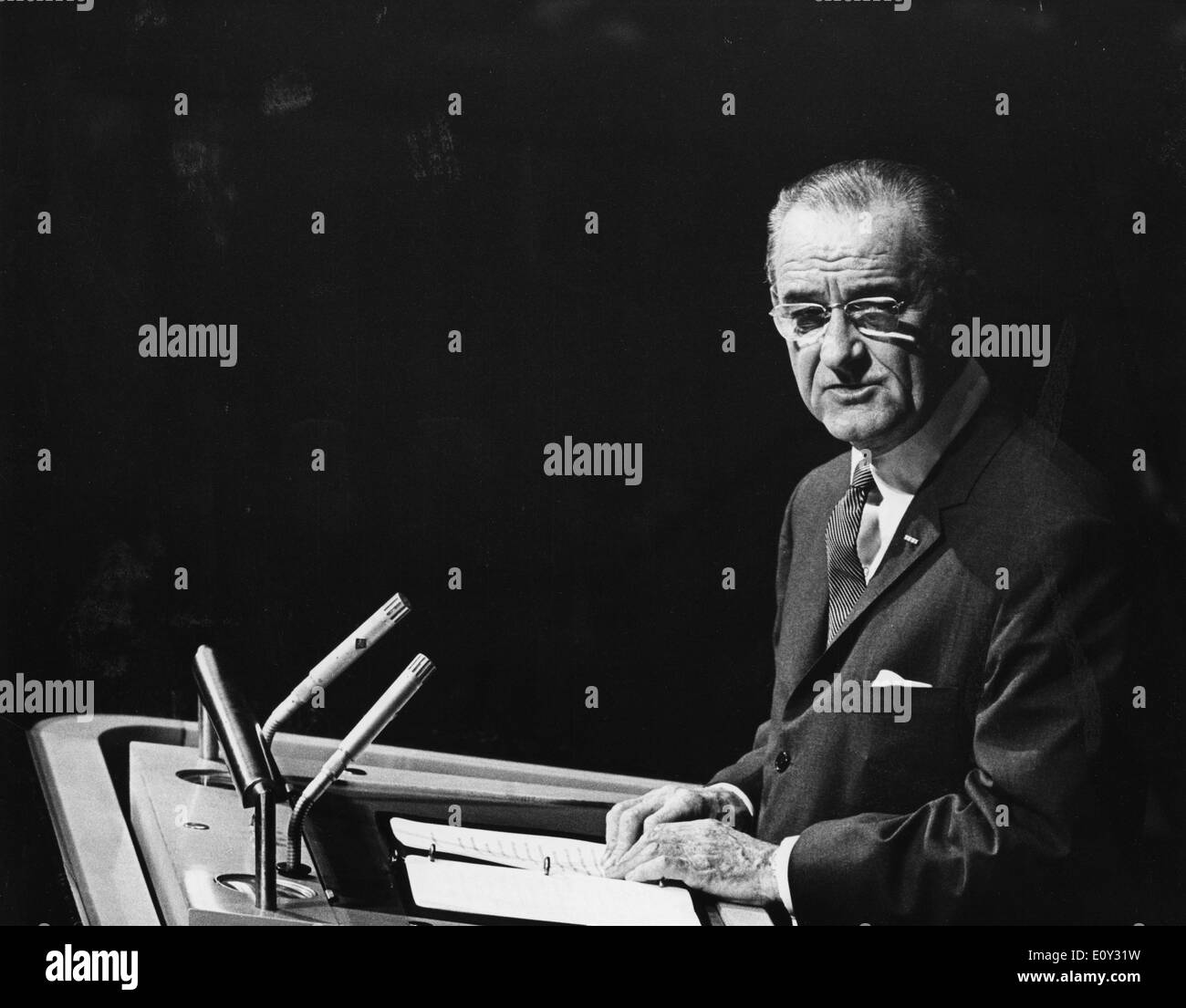12. Juni 1968 - Washington, District Of Columbia, USA - LYNDON BAINES JOHNSON (27. August 1908 - 22. Januar 1973) oft als LBJ bezeichnet, war der 36. Präsident der USA (1963-1969) nach seinem Dienst als 37. Vizepräsident der USA (1961-1963). Bild: Nichtverbreitung Vertrag Sitzung der Vereinten Nationen. Stockfoto