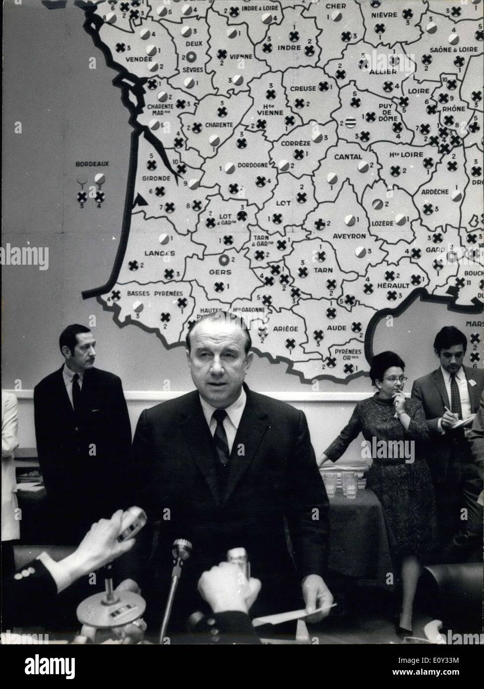 24. Juni 1968 - bei 3 Uhr morgens, kommentierte Minister Raymond Marcellin auf den Ausgang der Wahl vor einer Karte von Frankreich Anzeigen der Ergebnisse. Stockfoto