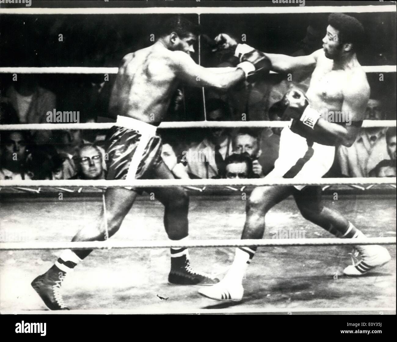 Sept. 09, 1968 - JIMMY ELLIS schlägt FLOYD PATTERSON: JIMMY ELLIS von Louisville, Kentucky, behielt letzte Nacht seine World Boxing Association Version von den World Heavyweight Title, als er Floyd Patterson auf Punkte in Stockholm schlagen. Foto zeigt Floyd Patterson (links) und Jimmy Ellis abgebildet während ihres Kampfes in Stockholm gestern Abend. Stockfoto