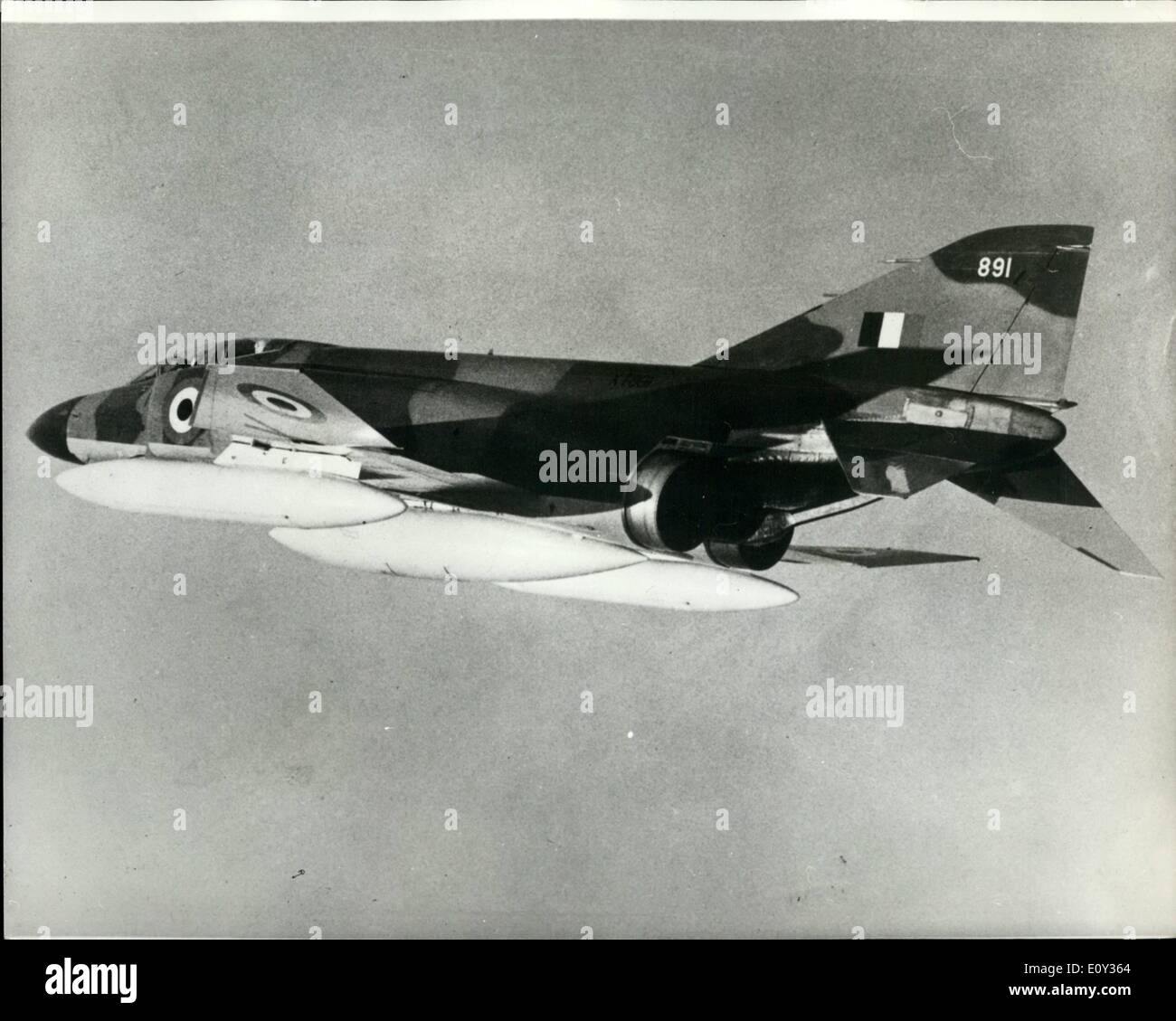 Sept. 09, 1968 - Phantom schließt sich der royal Air Force; Die erste Royal Air Force Spey engined Phantom FGR2, ist bei der Ankunft am Nr. 228 Operational Conversion Unit an RAF Coningsby, Lincs, wo Aircrew unterrichtet werden soll, das Flugzeug in den Boden Angriff, Aufklärungs- und Interceptor Rollen fliegen gesehen. Stockfoto