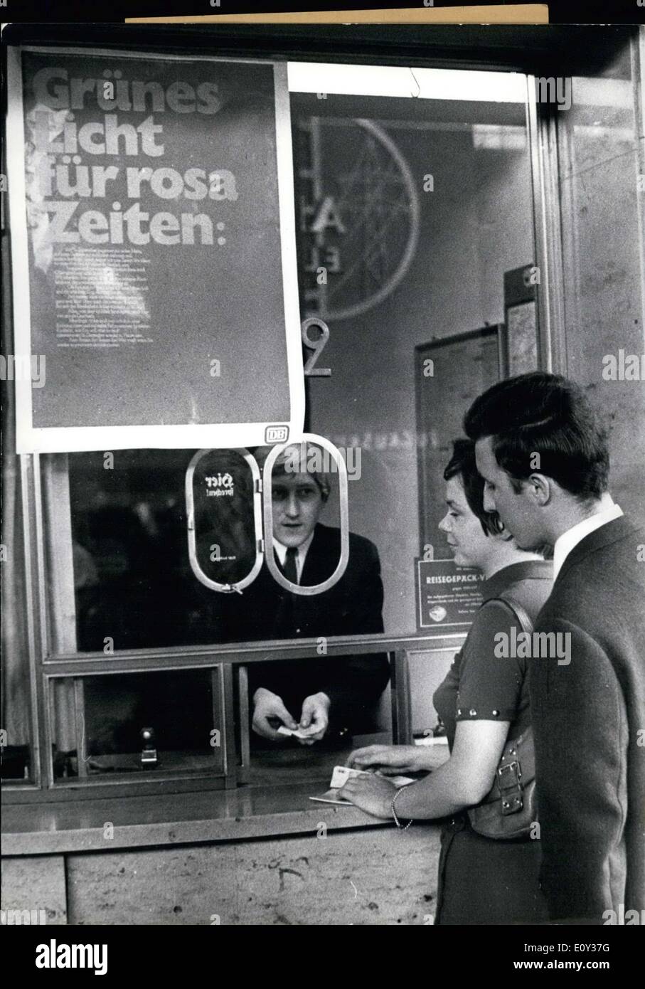 Sept. 14, 1968 - die Deutsche Bundesbahn gab Sie ein Ticket für zwei Passagiere unter dem Namen '' Gruenes Licht Fuer Rosa Reisen. " Das Ticket wird für ein paar Leute arbeiten und hilft die Bahn Kosten kürzen. Dies funktioniert aber nicht nur für Paare. Vater und Tochter, Bruder und Schwester und viele andere kommen für das Ticket. Stockfoto