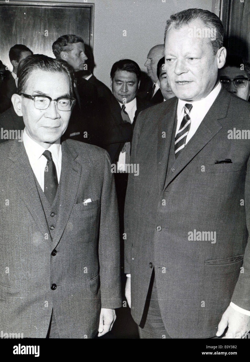Sep 16, 1968 - Bonn, Deutschland - japanischen ausländischen Premierminister TAKEO MIKI (L) wird von Vize-Kanzler von Deutschland WILLY BRANDT begrüßt, während Herr Miki offiziellen Besuchs in Deutschland. Stockfoto