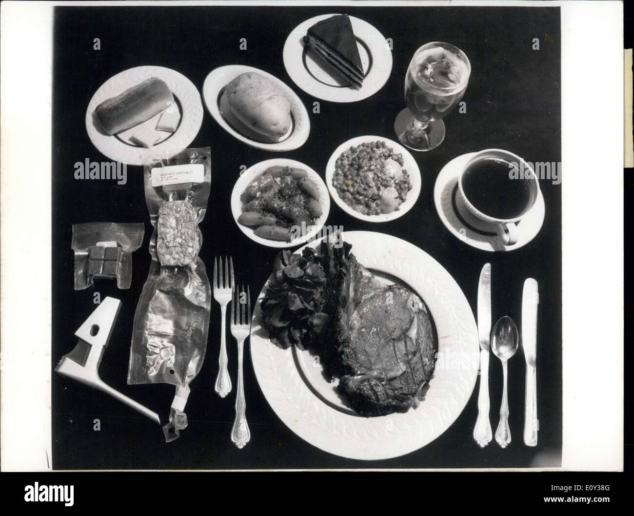 Sept. 19, 1968 - Apollo 7 Start-Projekt: Der erste bemannte Flug In den Vereinigten Staaten Bemühungen um Männer auf dem Mond 1969 startet im Oktober 1968. Foto zeigt Typical Meal With Its Mackaged Space-Food Equivalent On The Left Is The Freeze-Dehydrated Rindfleisch, Gemüse und Dessert. Stockfoto