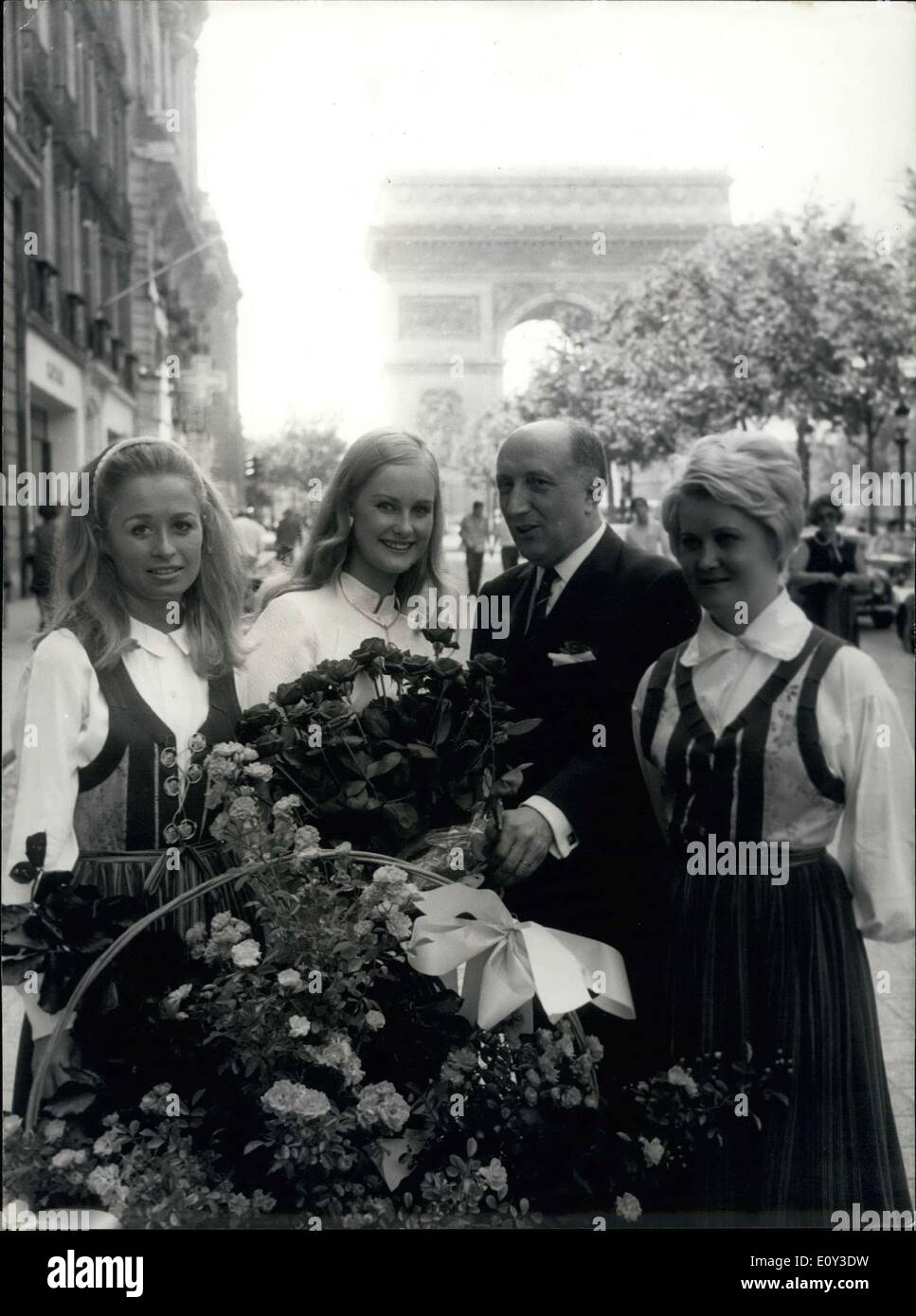 2. Juli 1968 - schloss um 2 Juli feiern, Rose Day in Schweden, Vertreter von Orleans (Frankreich) und Visey (Schweden) die '' Rose Queen'' in Paris. Während der Zeremonie fand ein symbolische Austausch von Rosen zwischen den beiden Städten auf den Champs Elysees. Von links nach rechts: eine schwedische Hostess, Margareth Nystedt '' Rose Queen'', und Herr Georges Heau, stellvertretender Bürgermeister von Orleans. Stockfoto