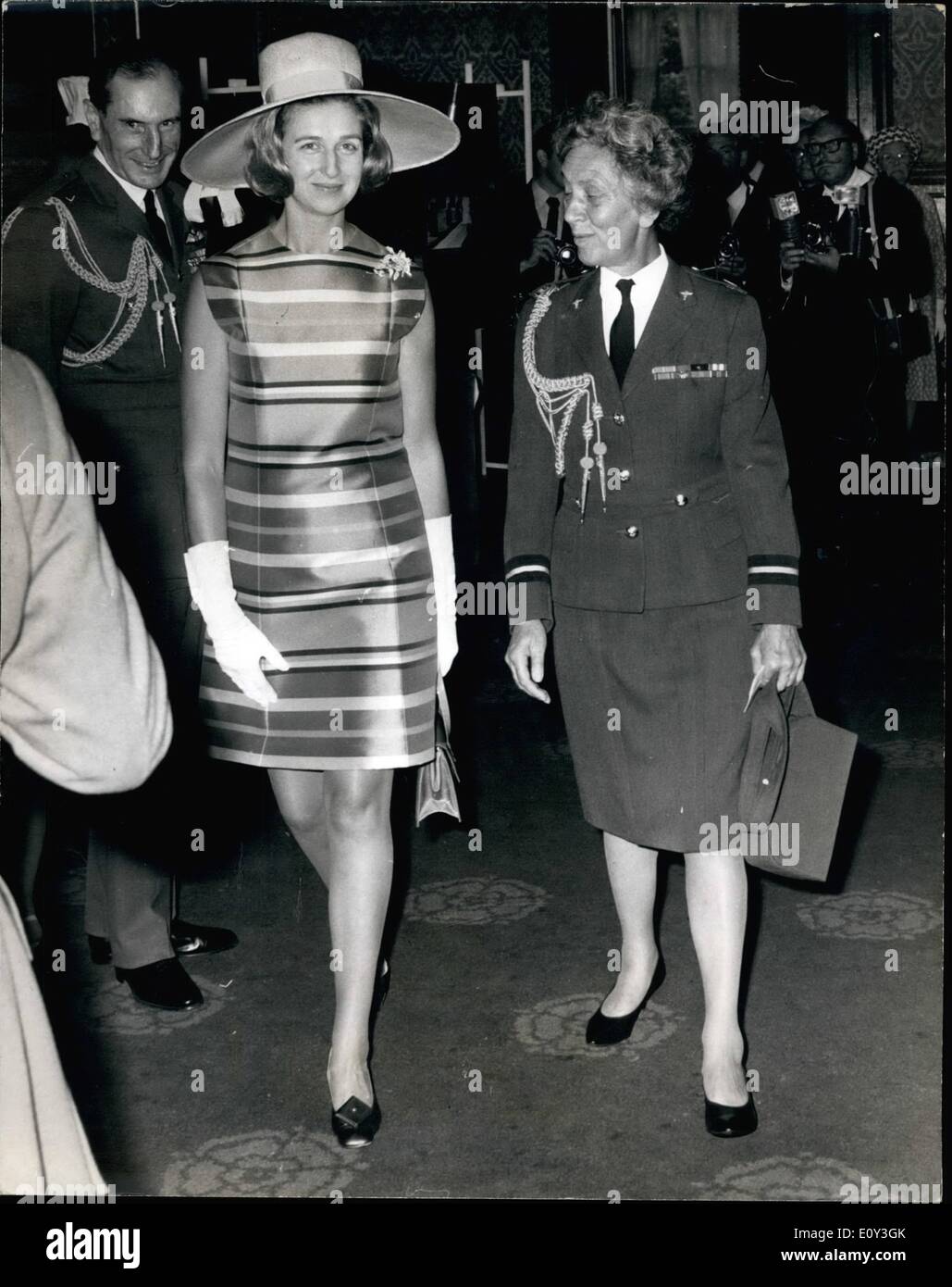 7. Juli 1968 - schneidet die Königin-Mutter den 50. Geburtstagskuchen für die Royal Air Force Frauen; Ein Geburtstagskuchen mit einem Gewicht von mehr als 100 lbs war von Königin Elizabeth, die Königinmutter, in Anwesenheit von mehr als 700 letzten und anwesenden Mitglieder der Prinzessin Maria Royal Air Force Nursing Service und der Frauen Royal Air zu zwingen, als ihr 50. Jubiläum. Die Kuchen schneiden Zeremonie im St. James Palace wurde auch von der Duchess of Gloucester (Air Chief Kommandant, W.R.A.F) und Prinzessin Alexandra (Air Chief Kommandant, Prinzessin Mary R.A besucht. Stockfoto