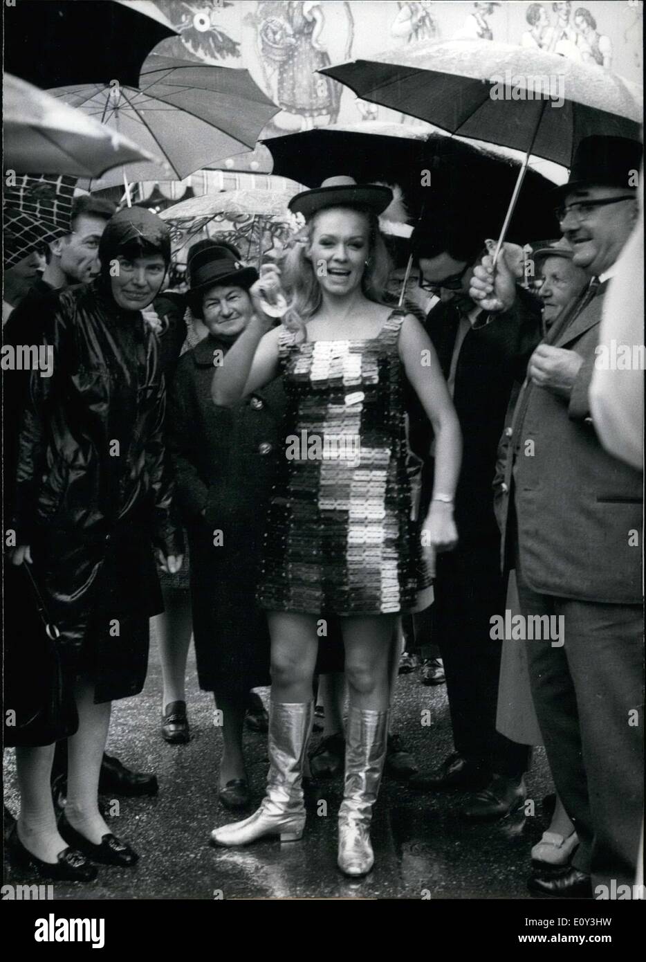 Sep 21, ist 1968 - hier abgebildeten Ingrid van Bergen wie sie in ihrer faszinierenden Kleid aus Rasierklingen-Federbeine. Die Zuschauer blicken auf unter ihren Regenschirmen auf dem Oktoberfest in München. Stockfoto