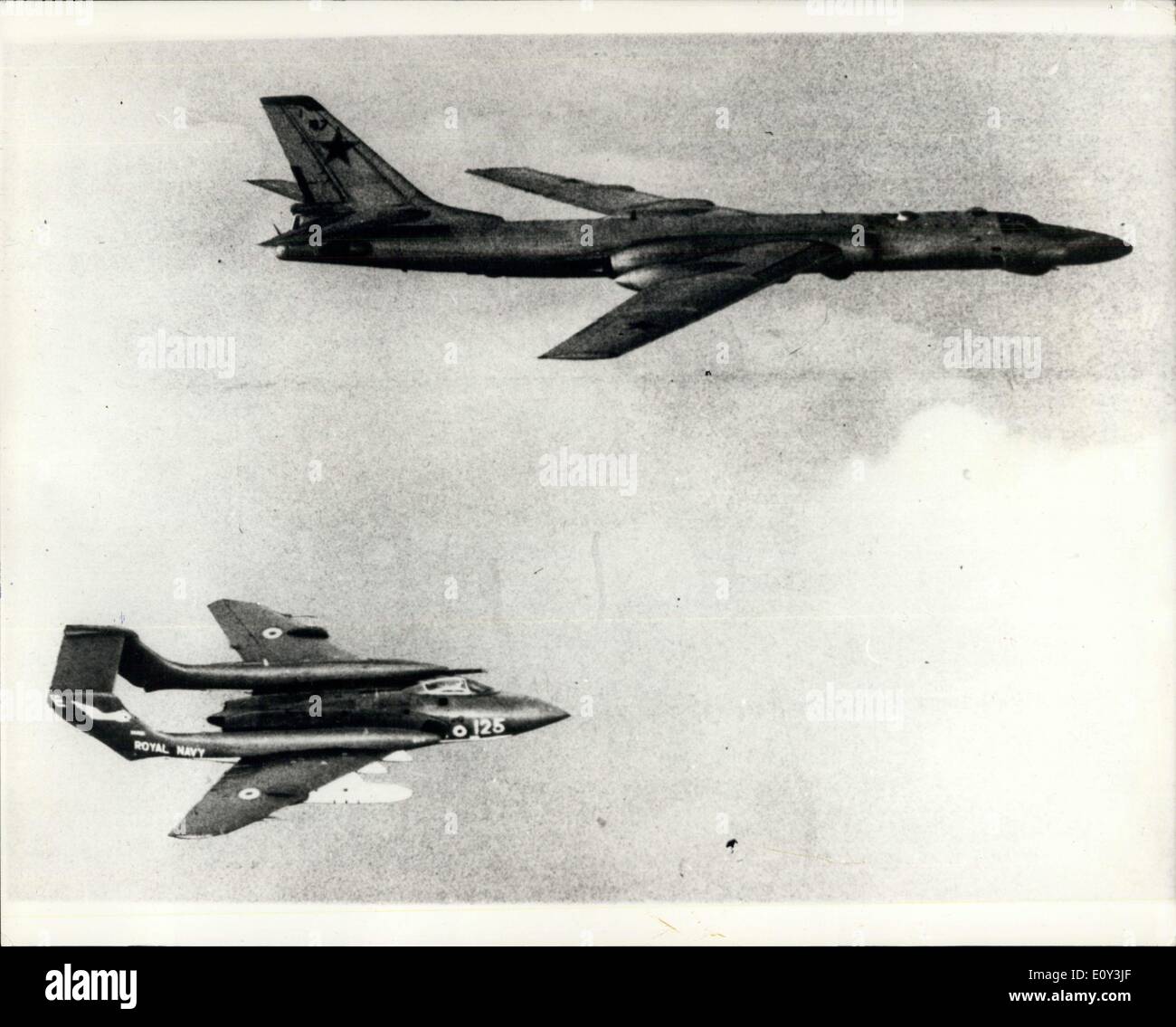 Sept. 24, 1968 - russische Schiffe und Flugzeuge weiter zu '' Schatten '' NATO-Flotte: Royal Navy Allwetter-Düsenjäger '' Sea Vixen'' Stockfoto