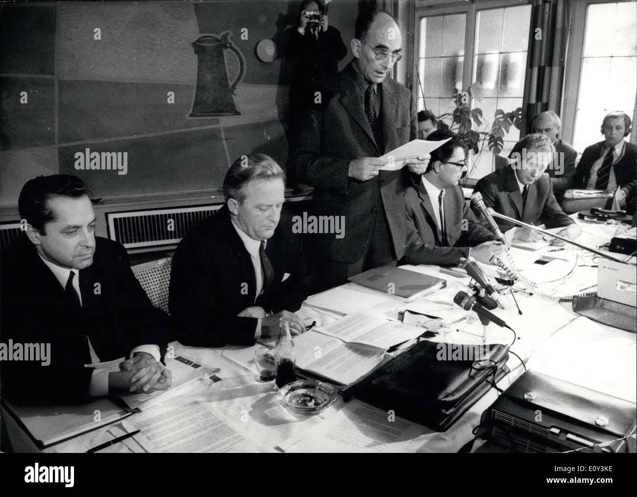 Sept. 30, 1968 - ca. 30 Kommunisten und die Gläubigen in der sozialistischen Ideen aus allen Teilen des Landes nach Frankfurt Am Main, neu gekommen wieder bilden die kommunistische Partei der Bundesrepublik Deutschland. Im Bild von links nach rechts: Josef Mayer, 41, ein publishing-Mitarbeiter aus Frankfurt Am Main. Kurt Erlebach, 46, ein Journalist aus Hamburg und Vorstandsmitglied der "Initiative für die Re-Zertifizierung der KPD." Kurt Bachmann(Chairman), 59, ein Korrespondent aus Weiden in der Nähe von K? ln und Leidenden der NS-Verfolgung. Ludwig M? Ller, 46, Mitarbeiter von Angermud in der Nähe von D? Sseldorf. Stockfoto