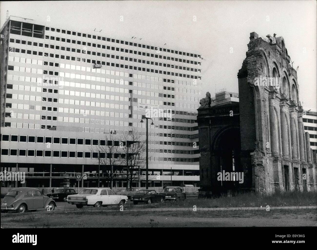 Sept. 30, ist 1968 - hier im Bild eine interessante Mischung aus alt und neu. Neben den zerbombten Ruinen von Berlin Anhalterbahnhof ist eine moderne, gigantische Gehäuse sofort komplex. Der Kontrast zwischen alt und neu ist sehr auffällig. Stockfoto