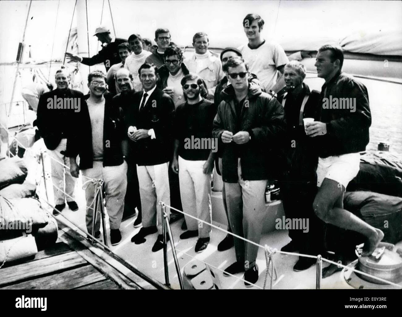 7. Juli 1968 - US-Yacht '' Ondine'' gewinnt Atlantic Race nach 22 Tagen von 3500 Meilen über den Atlantik Segeln, die US-Besitz Yacht '' Ondine'' gewann das Rennen von Bermuda nach Travemünde, Deutschland. 34 Segelyachten aus verschiedenen Ländern hatten sich an diesem Wettbewerb teilgenommen. Die '' Ondine'' die Begnadete, war Pokal den der Bundeskanzlerin. Unser Foto zeigt die glückliche Crew von der preisgekrönten '' Ondine'' an Bord ihres Bootes nach Ankunft in Travemünde. Stockfoto