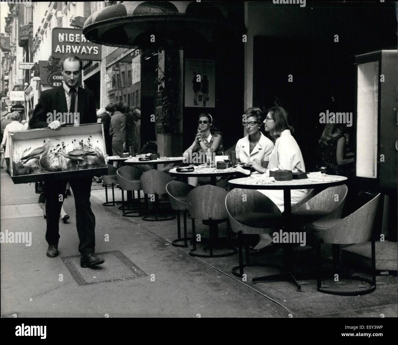 7. Juli 1968 - bekam er den Vogel: Bei Sothebys Foto zeigt Herr John Page Phillips, einem Antiquitätenhändler der Kensington Church Street, trägt seine zwei montierten Brachvögel, Bond Street, nachdem er sie für gekauft hatte ein bei einem Verkauf der montierten Vögel etc., bei Sotheby's heute. Stockfoto