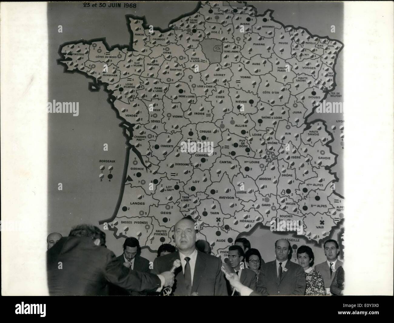 7. Juli 1968 - fegen Mehrheit für die Gaullisten: die zweite Runde der Wahlen in Frankreich gab eine überwältigende Mehrheit der gaullistischen Partei. Das Foto zeigt M. Raymond Marcellin, Minister des Innern, kommentieren die Wahlen gestern Abend. Im Hintergrund eine Karte zeigt die Renditen in den verschiedenen Wahlkreisen. Stockfoto