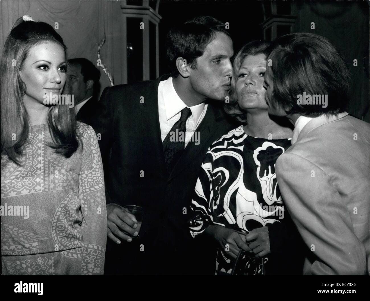 7. Juli 1968 - berühmten internationalen Bildschirm Sterne Rita Hayworth eine Pressekonferenz für den Beginn des Films "The Bastards'' im Cinecitta heute. Die Geschichte ist in der griechischen Tragödie '' The Medea'' inspiriert. Rita Hayworth wird Medea namens Marta und die Geschichte werden auf das Amerika von heute. Die Medea' Söhne sind zwei gewalttätigen Männern und wird nach einem Breef Leben von Gewalt und Tod zu töten. Die anderen Akteure sind Giulano Gemma Elaus Klinski, französische Schauspielerin Claudine Auger und andere. Der Film ist von Duccio Tessari gerichtet. OPS: Medea' Söhne ihre Mutter küssen Stockfoto