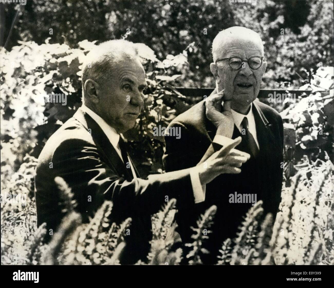 7. Juli 1968 - Mr Kosygin in Schweden: bei seinem Besuch in Schweden, besuchte Herr Kosygin, der sowjetische Ministerpräsident Schwedens König Gustav Adolf auf seinen Sommerpalast Sofiero, und Herr Kosygin hatte einen Abstecher in wunderschönen Blumengärten des Königs. Foto zeigt Herr Kosygin und der schwedische König Gustav Adolf, Blick auf einige der Blumen im Garten der Sommerpalast des Königs. Stockfoto