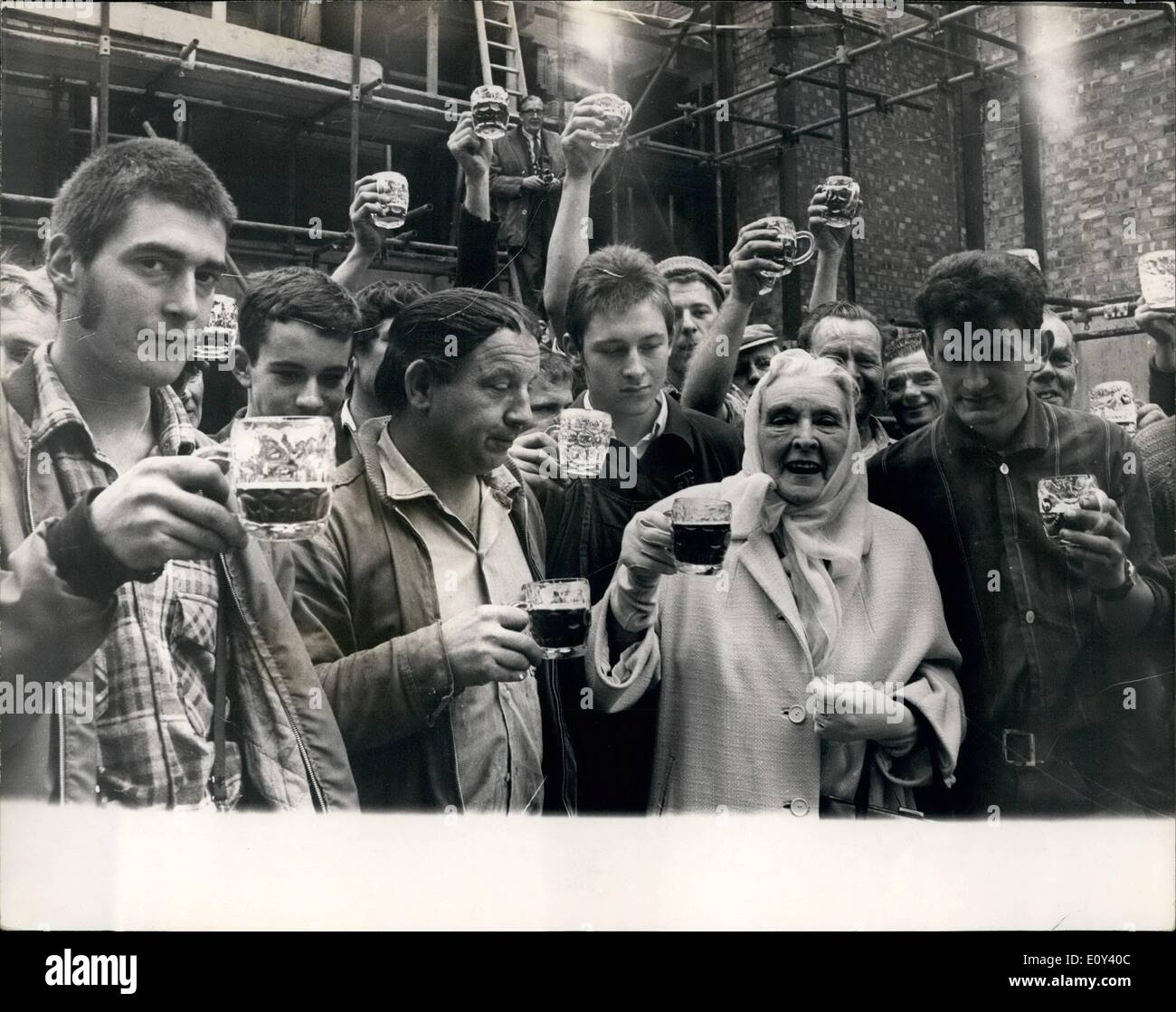 10. Oktober 1968 - Dame Sybil Thorndike feiert ihren 85. Geburtstag am '' Topping Out'' Ceremony Of The neue Thorndike Theatre: Dame Sybil Thorndike feiert ihren 85. Geburtstag heute als sie, den traditionellen Brauch der auftrat '' Richtfest '' das neue Thorndike Theater in Leatherhead, das durch öffentliche Zeichnung entsteht. Foto zeigt Dame Sybil Thorndike erhält Geburtstag Glückwünsche von einigen der Arbeiter während der '' Glasieren, '' Zeremonie in Leatherhead heute. Stockfoto