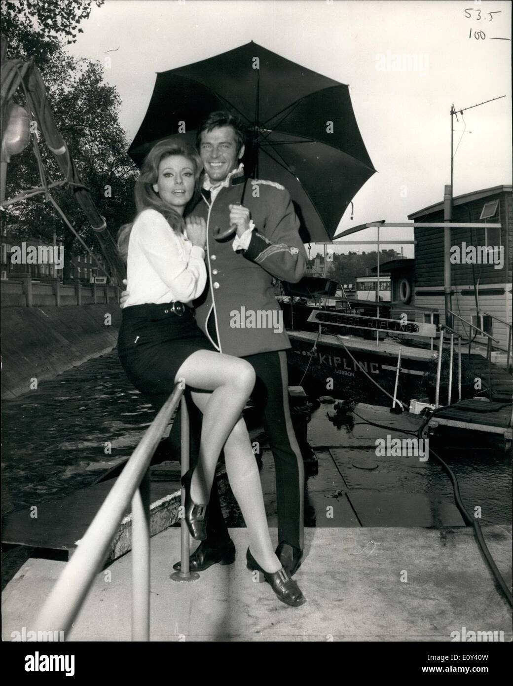 10. Oktober 1968 - wollte ACTOR ROGER MOORE'S PLUNGE INTO THE THAMES ist POSTPONED FOR BETTER WEATHER Actor ROGER MOORE in den schlammigen Fluss Themse für eine Szene in seinem Film '' CROSSPLOT'' gestürzt haben. In dem Film ROGER, der eine Werbung max spielt, Anrufe auf einem Hausboot auf Chelsea Reach, MARLA, ein Modell zu finden, spielte in dem Film von CLAUDIE LANGE, sie findet ihn eine unwillkommene Besucher und kippt den Eingang Leiter und ROGER MOORE, ins Wasser. Diese Szene wurde aber verschoben auf besseres Wetter Stockfoto