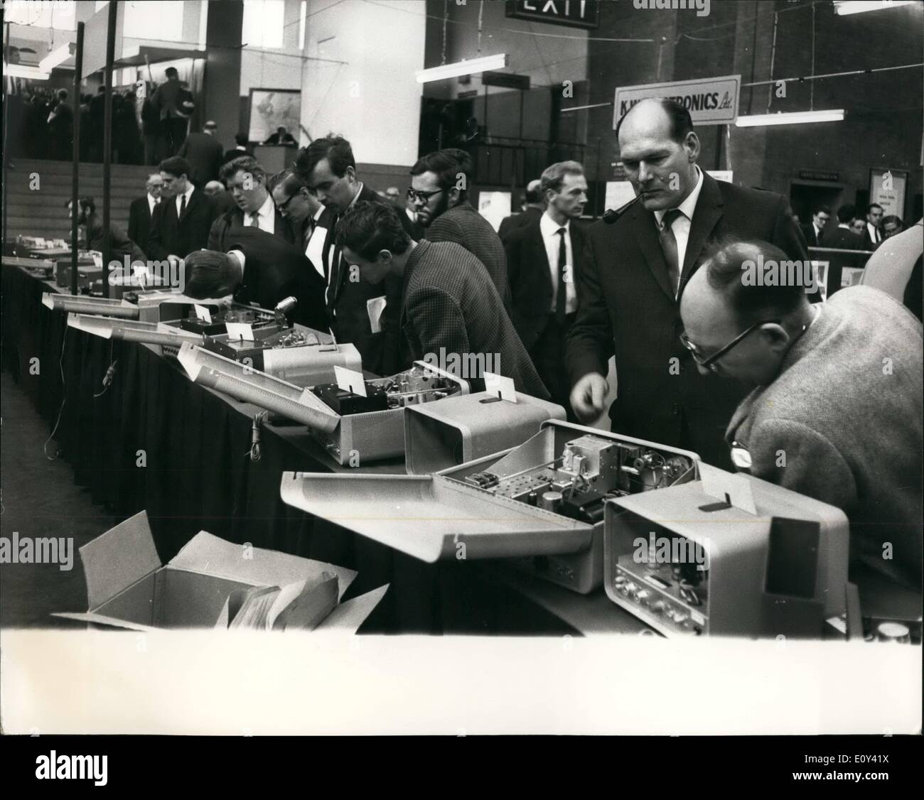 10. Oktober 1968 - International Radio-Technik und Kommunikation-Ausstellung; Foto zeigt Besucher schauen und hören Sie verschiedene Radio und Telekommunikation richtet International Radio Engineering und Kommunikation-Ausstellung, die heute in der Royal Horticultural New Hall, Westminster eröffnet. Stockfoto