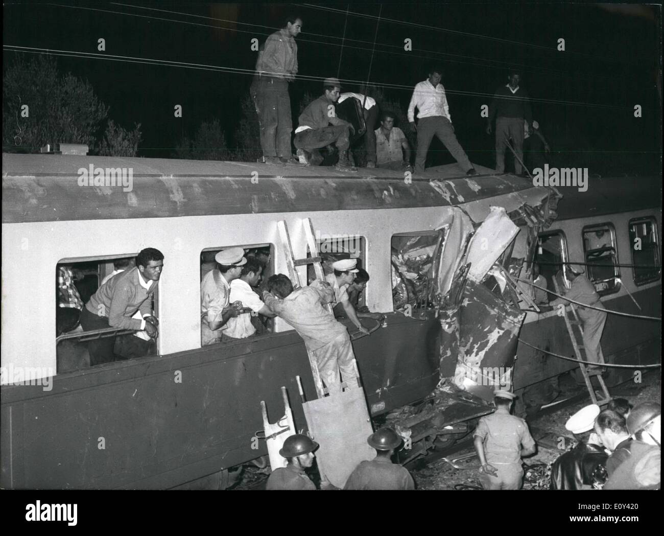 10. Oktober 1968 - fand eine Tragödie gestern Abend in der Nähe der Stadt Korinth wenn zwei Züge, Füllung der Passagiere, die nach ihrer Geburtsorte, wohin sie gingen, um für die neue Verfassung zu stimmen, zerquetscht, wenn einer der Züge hielten in einer Runde eine Frau auszuziehen, die ohnmächtig geworden. Fünf Minuten später, ein anderer Zug kommt in die gleiche Richtung nach Athen auf den angehaltenen Zug zusammengebrochen und drei Waggons wurden vollständig zerstört. Im Moment gibt es 35 Tote und mehr als 100 verletzt, obwohl es fürchtet, dass die Zahl der Toten deutlich höher sein wird Stockfoto