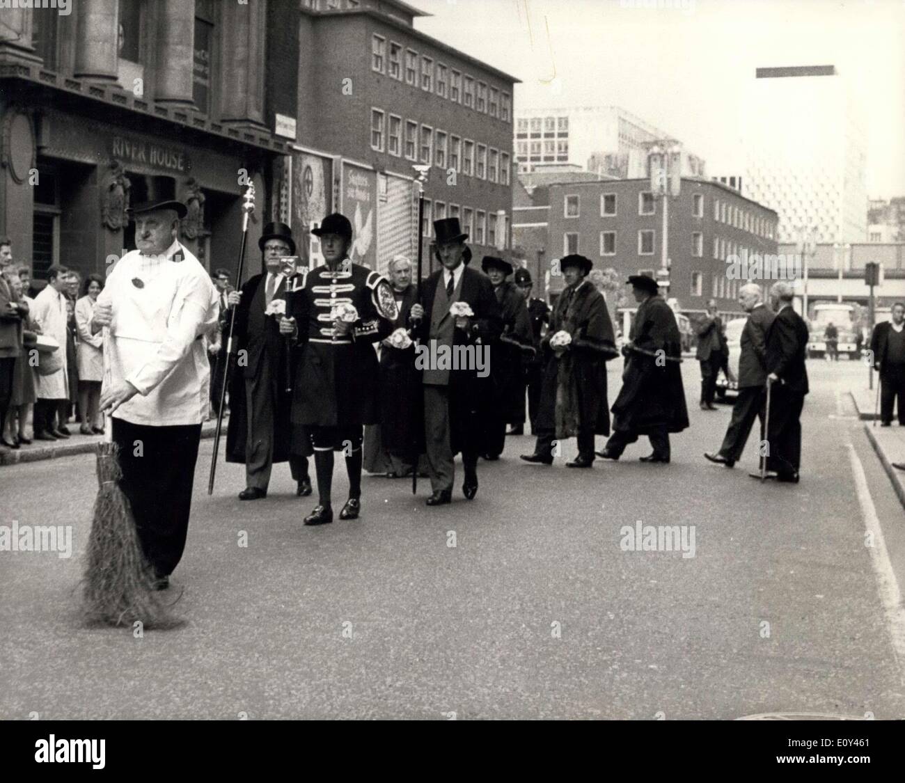 11. Juli 1968 - antike Stadt Brauch. Hoto Shows: Szene während der Winzer Gesellschaft des alten Gebräuchen des fegen der r Stockfoto