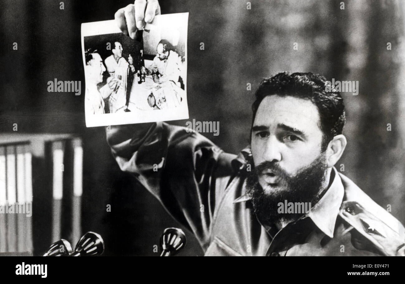 Präsident Fidel Castro zeigt Foto Stockfoto