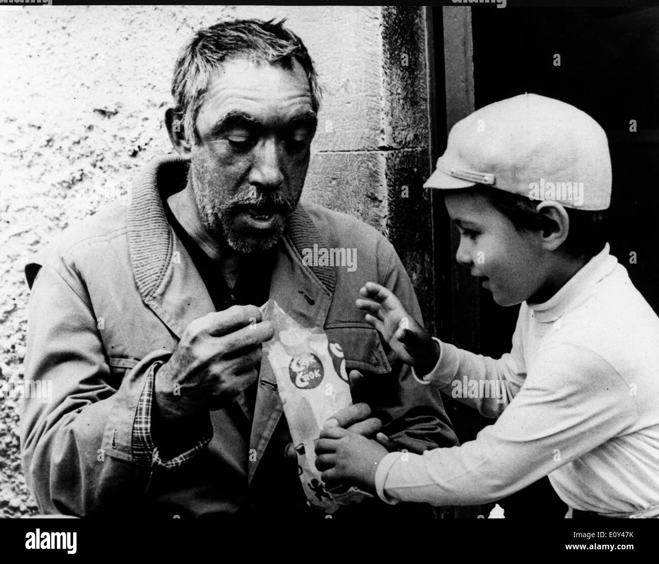 Schauspieler Anthony Quinn am Filmset mit Sohn Lorenzo Stockfoto