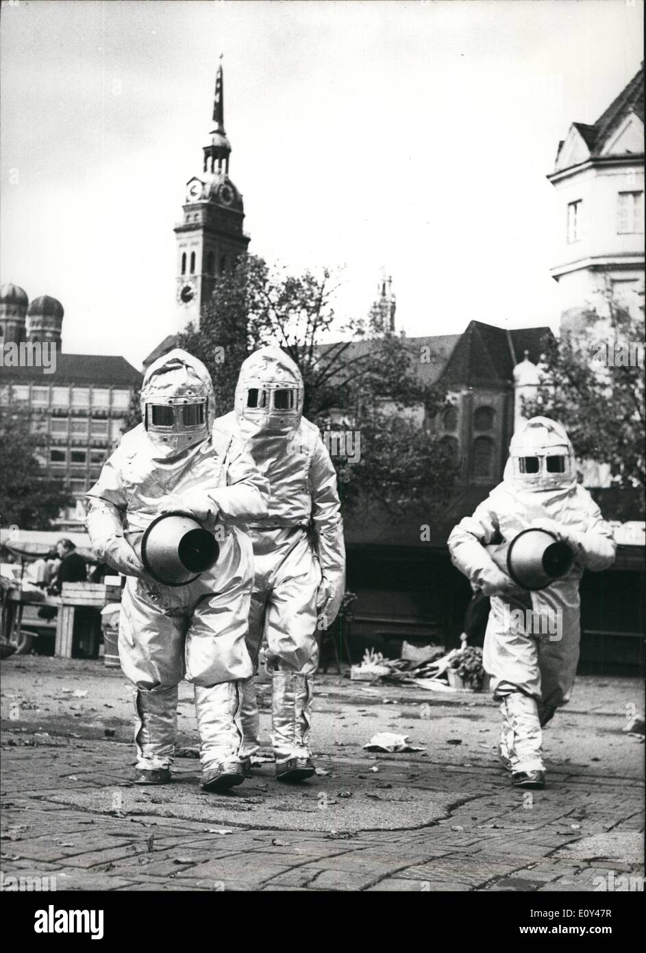 10. Oktober 1968 - Marsmenschen in München? Etwas eigenartig sehen diese drei '' Zulufttemperatur '' unter dem ganz '' normale '' menschlichen b aus Stockfoto