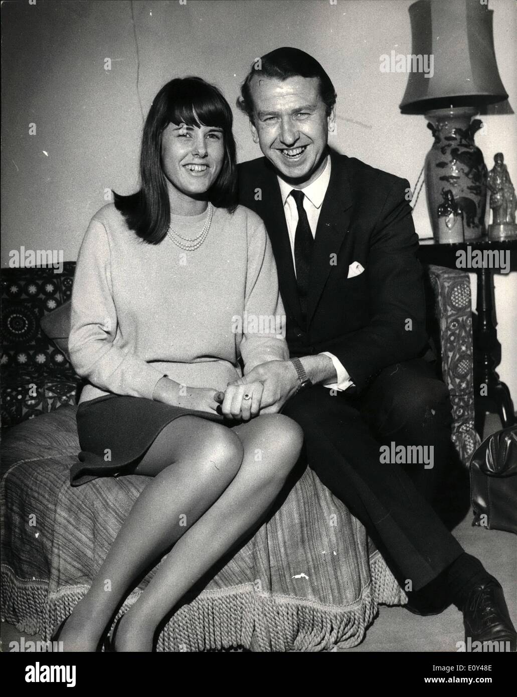 10. Oktober 1968 - TORY Mitglied des Parlaments, eine 19 Jahre alte Mädchen zu heiraten. Tory Schatten Verkehrsminister, 36-j hrige PETER WALKER hat seine Verlobung mit 19-j hrige TESSA SCHMOLLEN, Tochter des B.O.A.C. Schatzmeister, GEOFFREY POUT angekündigt. Das Paar ist im Frühjahr heiraten. Foto zeigt: Happy Smiles von Herr PETER WALKER und seine Verlobte, 19 jährige TESSA SCHMOLLEN, wenn sie ihr Engagement gestern Abend angekündigt. Stockfoto