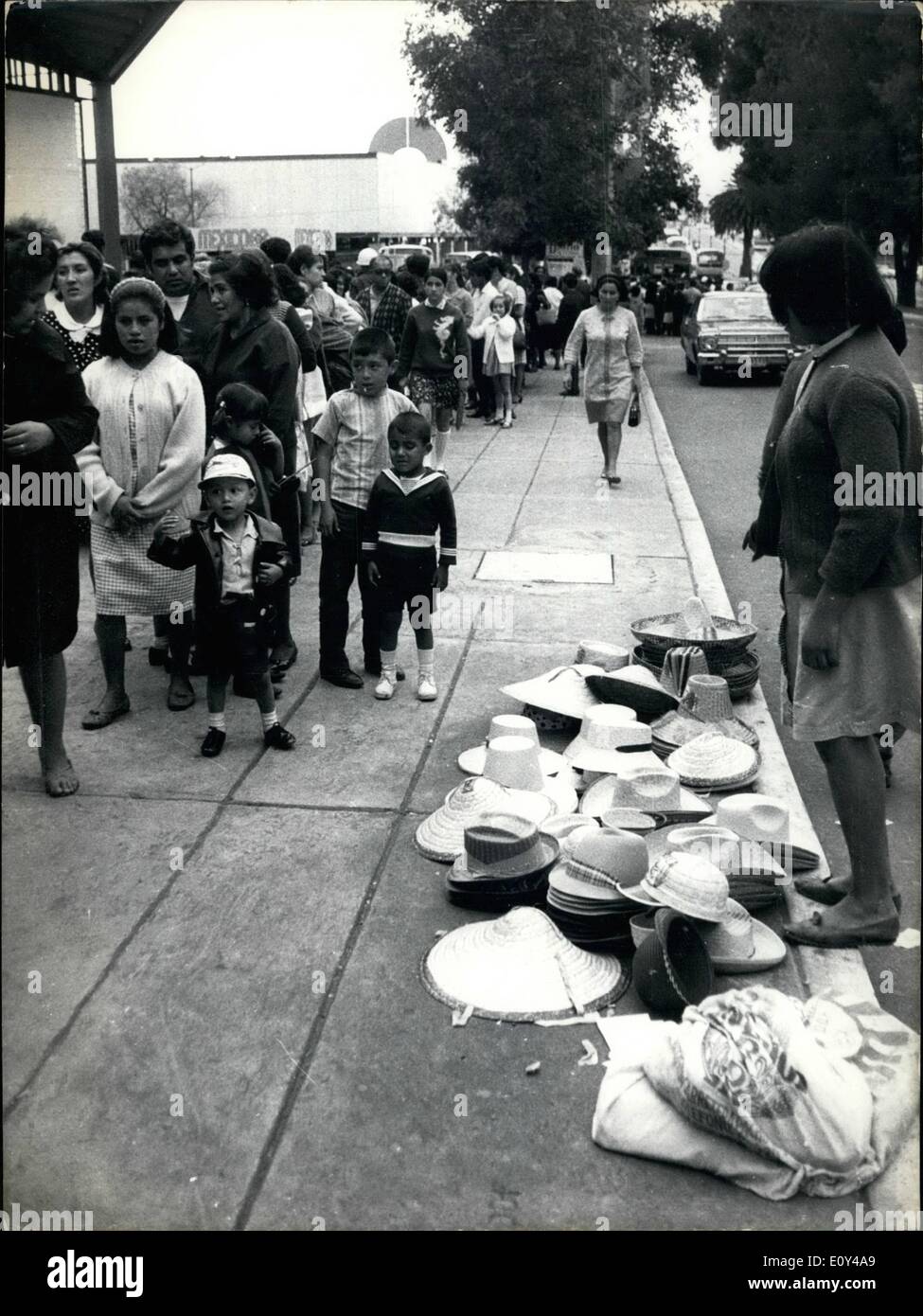 10. Oktober 1968 - Mexiko Olympia zu starten Morgen: Foto zeigt mexikanischen Hut Hersteller warten für den Handel in einer belebten Straße in Stockfoto