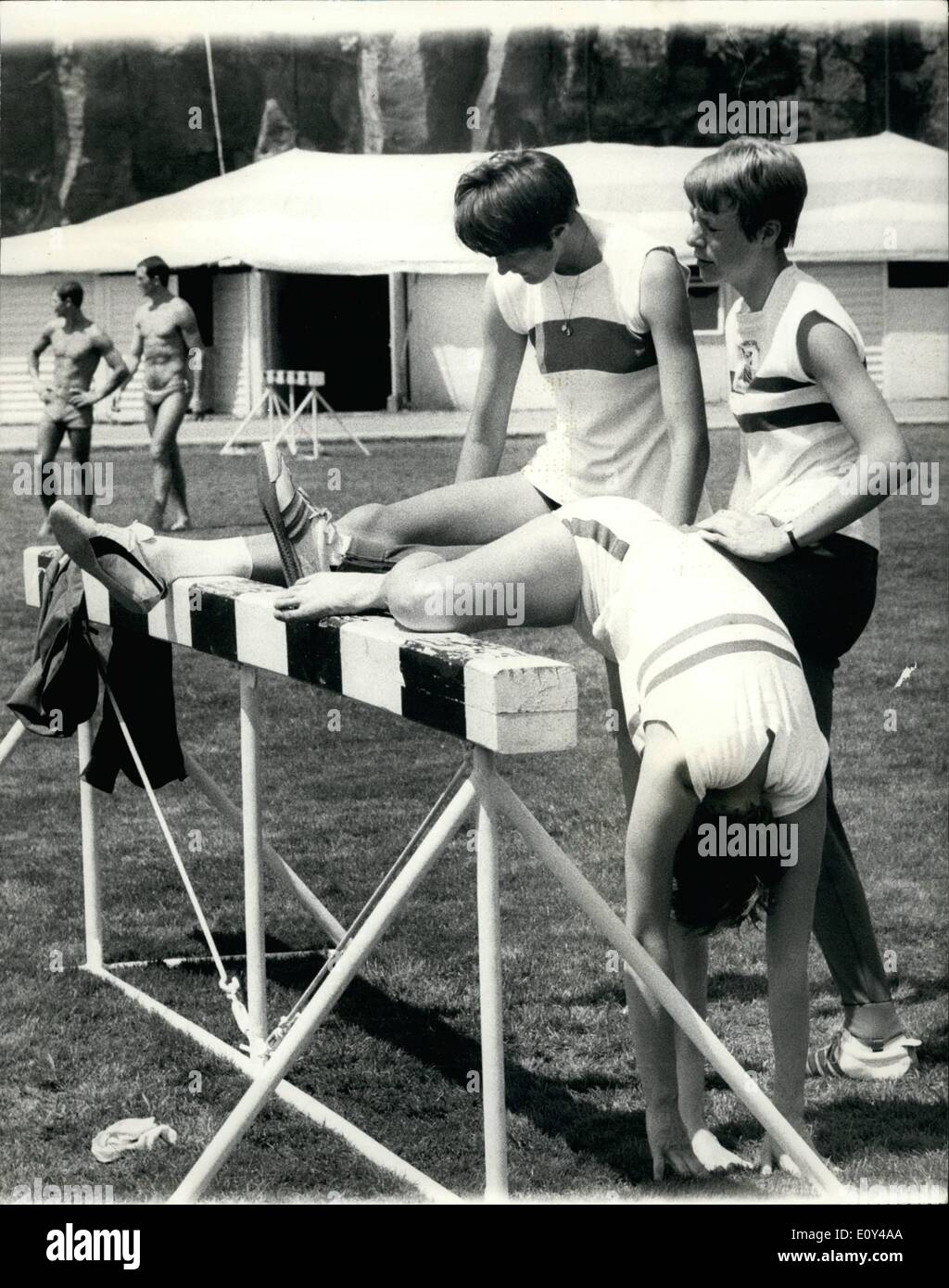 10. Oktober 1968 - Sicht Szenen In Mexiko 16-Year-Old bekommt ihr ersten Olympischen: Foto zeigt L-r: Lockerungsübungen, auf der Strecke Stockfoto