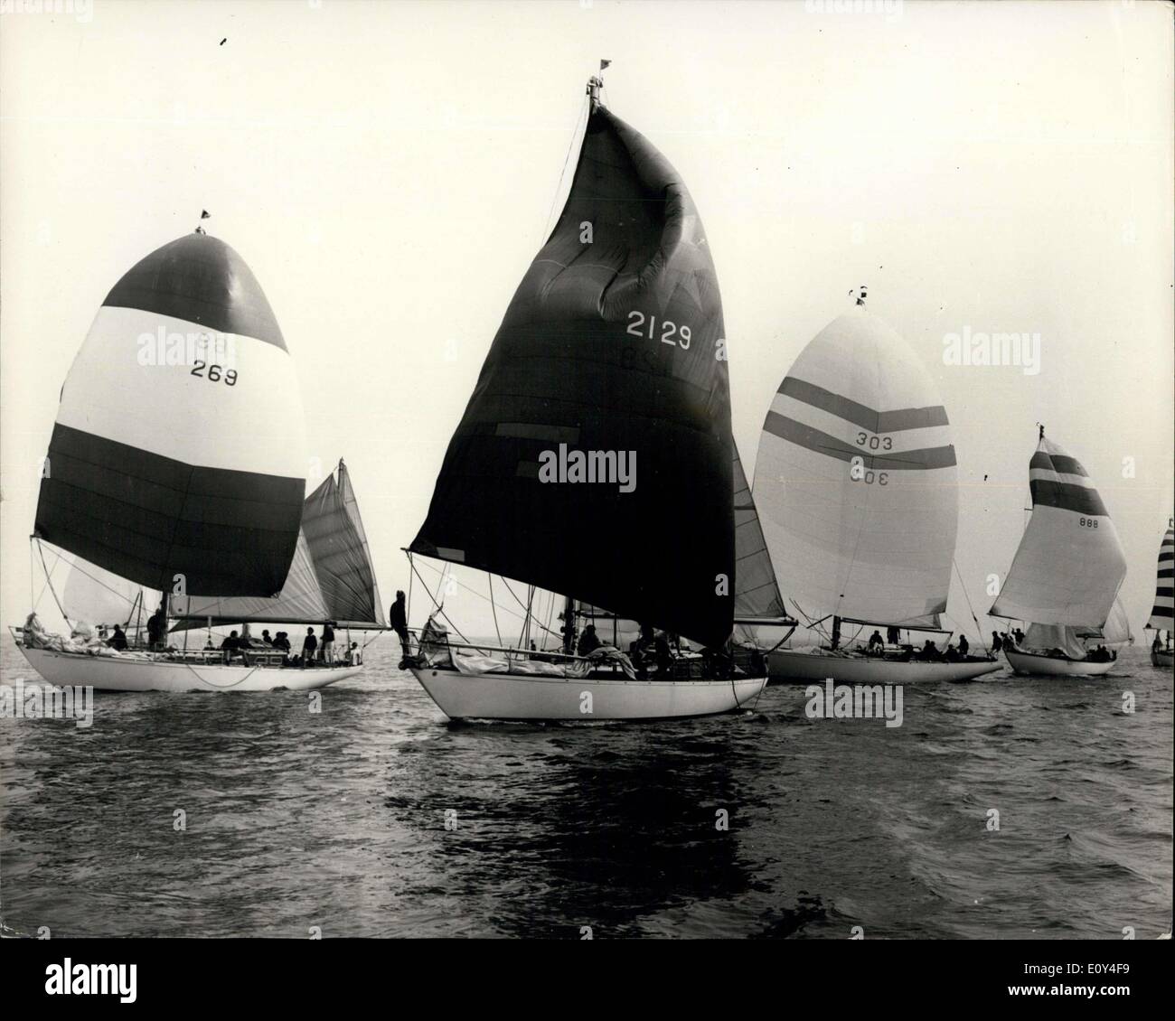 6. August 1968 - YACHTING COWES WEEK. Foto zeigt: Die Szene in Cowes gestern während der Nab Turm Rennens - zeigt von links Frühling (269); SARDONYX III (2129); PHANTOM (303) Stockfoto