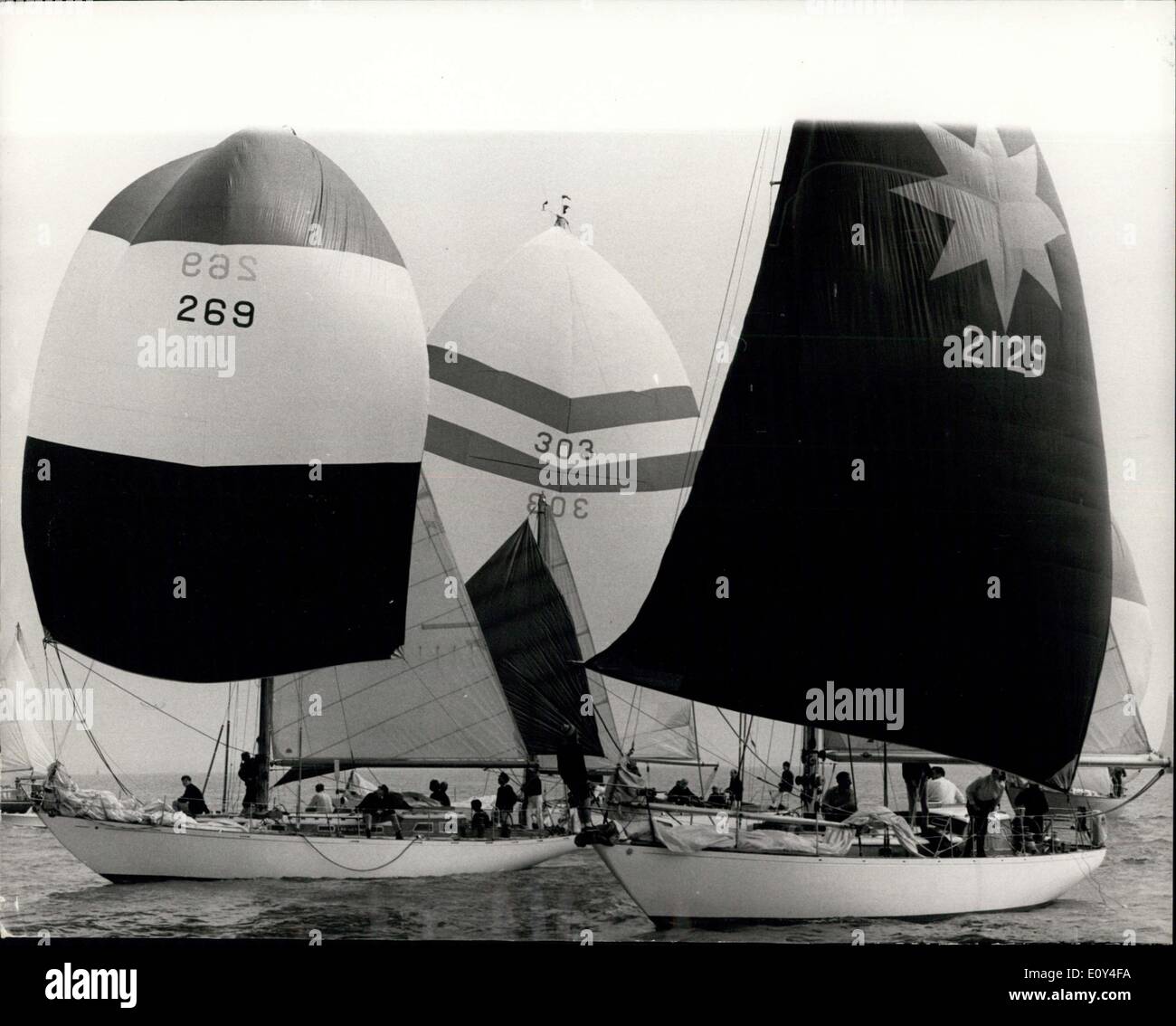 6. August 1968 - Yachting Cowes Week. Foto zeigt: Die Szene in Cowes gestern während der Nab Turm Rennens zeigt, von links: Frühling (269), Phantom (303) und Sardonyx III (2129) Stockfoto